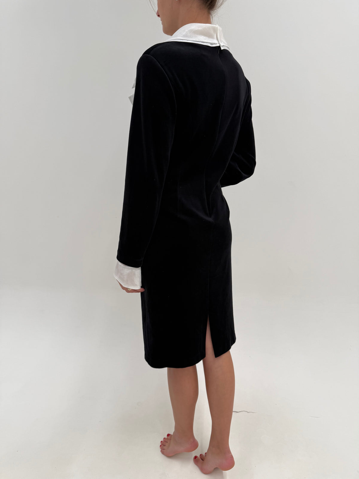 LBD vintage din catifea premium cu guler și manșete din organza albă