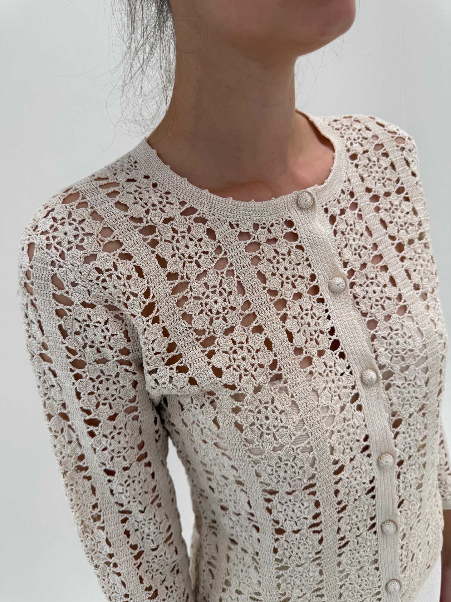 Cardigan lucrat manual bijuterie din macrame de bumbac butter white