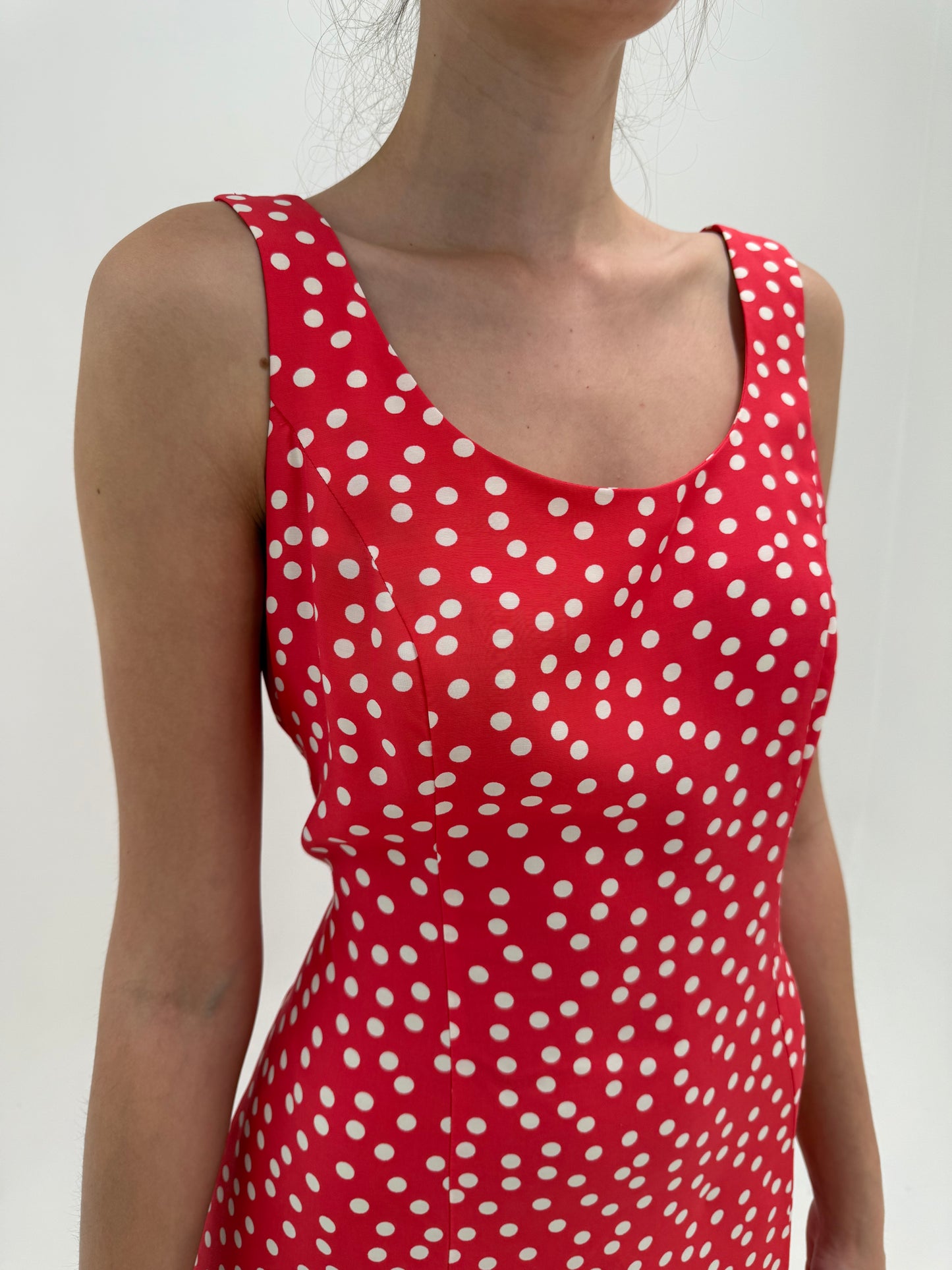Rochie maxi cu buline în croi ușor cambrat din material vaporos