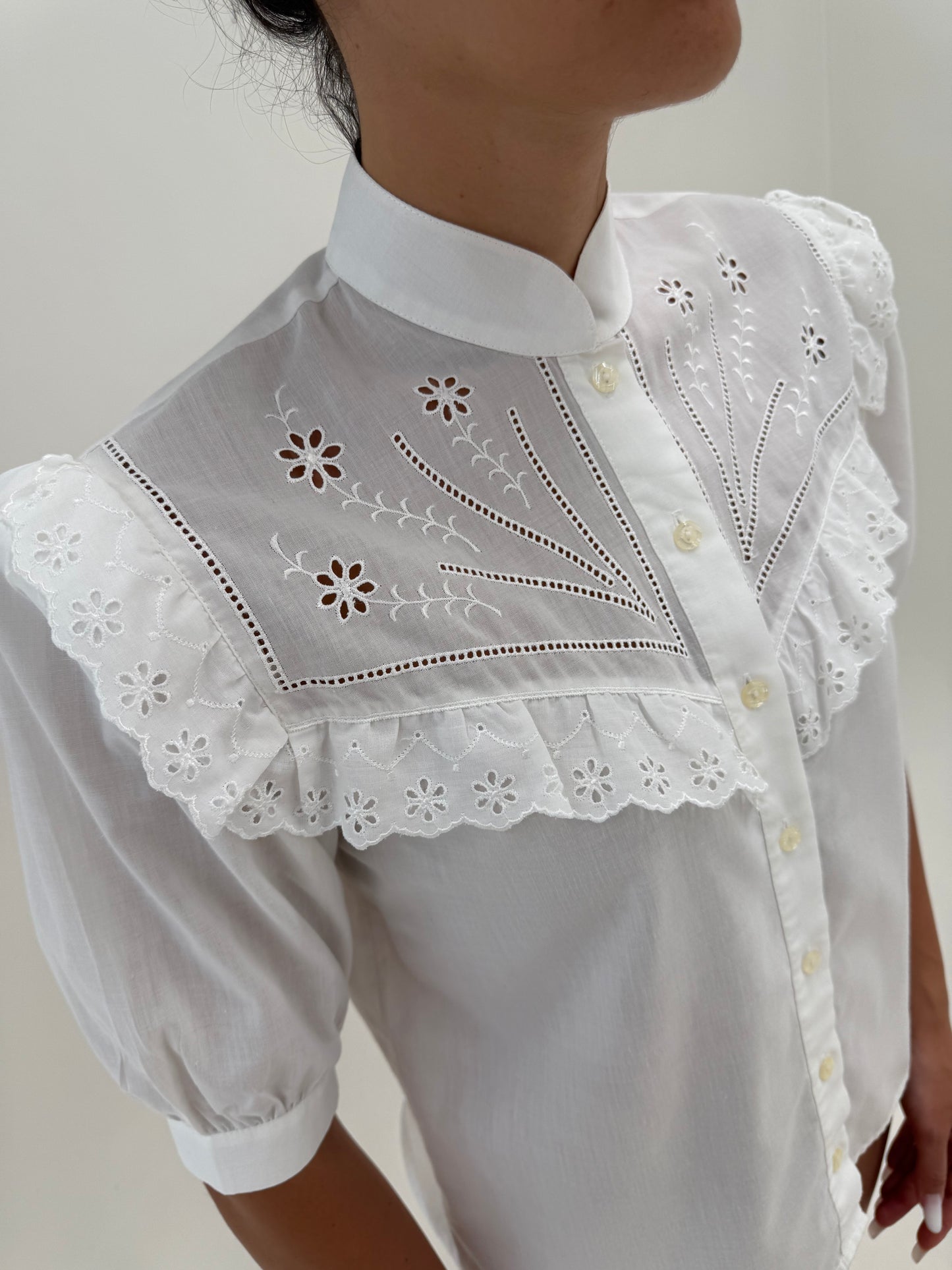 Cămașa vintage cu broderie , dantelă și umeri bufanți din bumbac premium