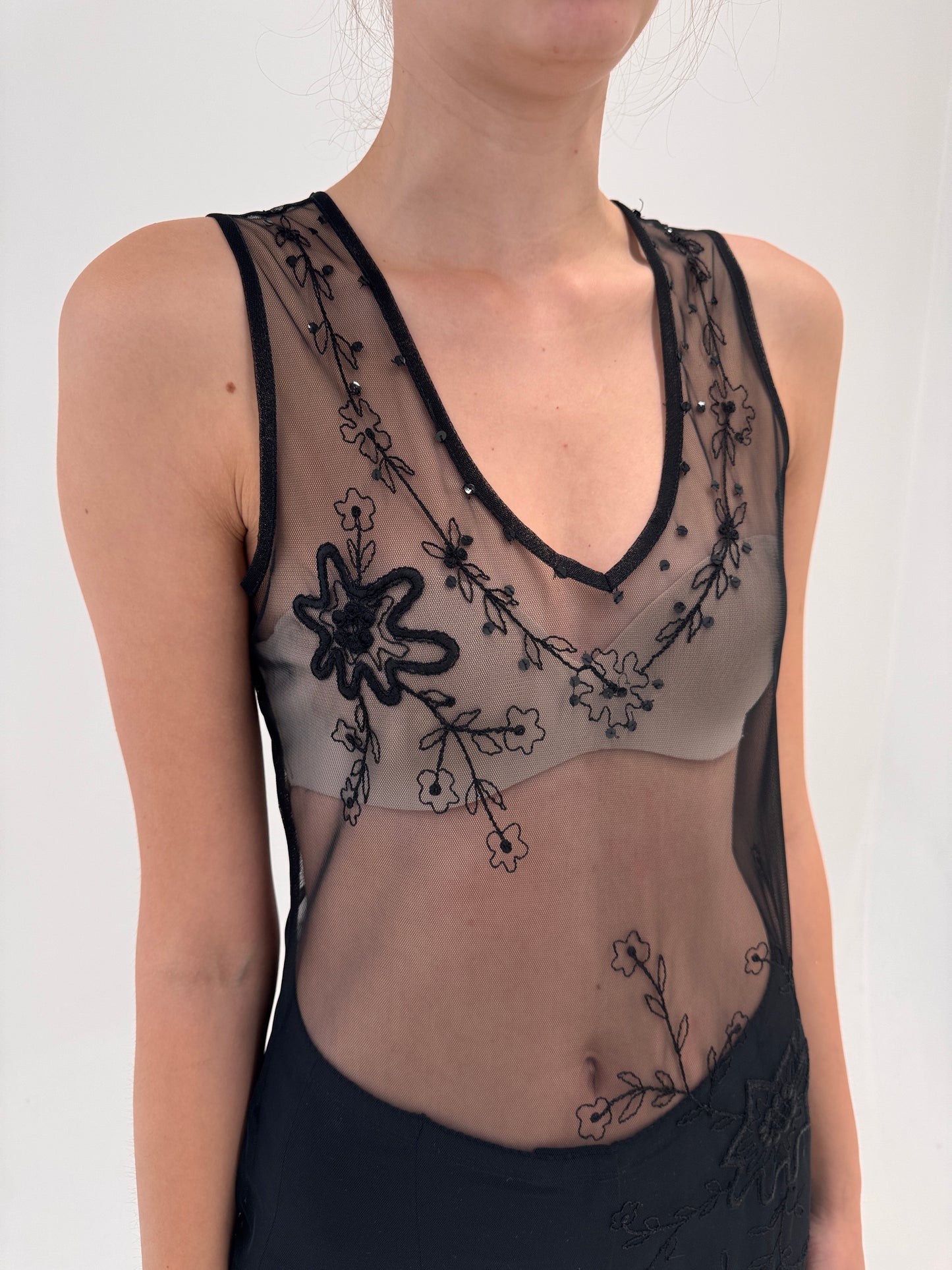 Rochie neagră din mesh cu broderie