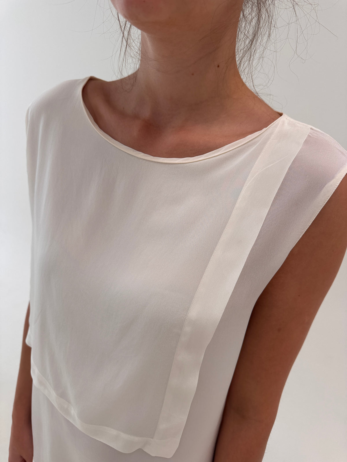 Top butter white din mătase naturală în croi chic asimetric minimalist