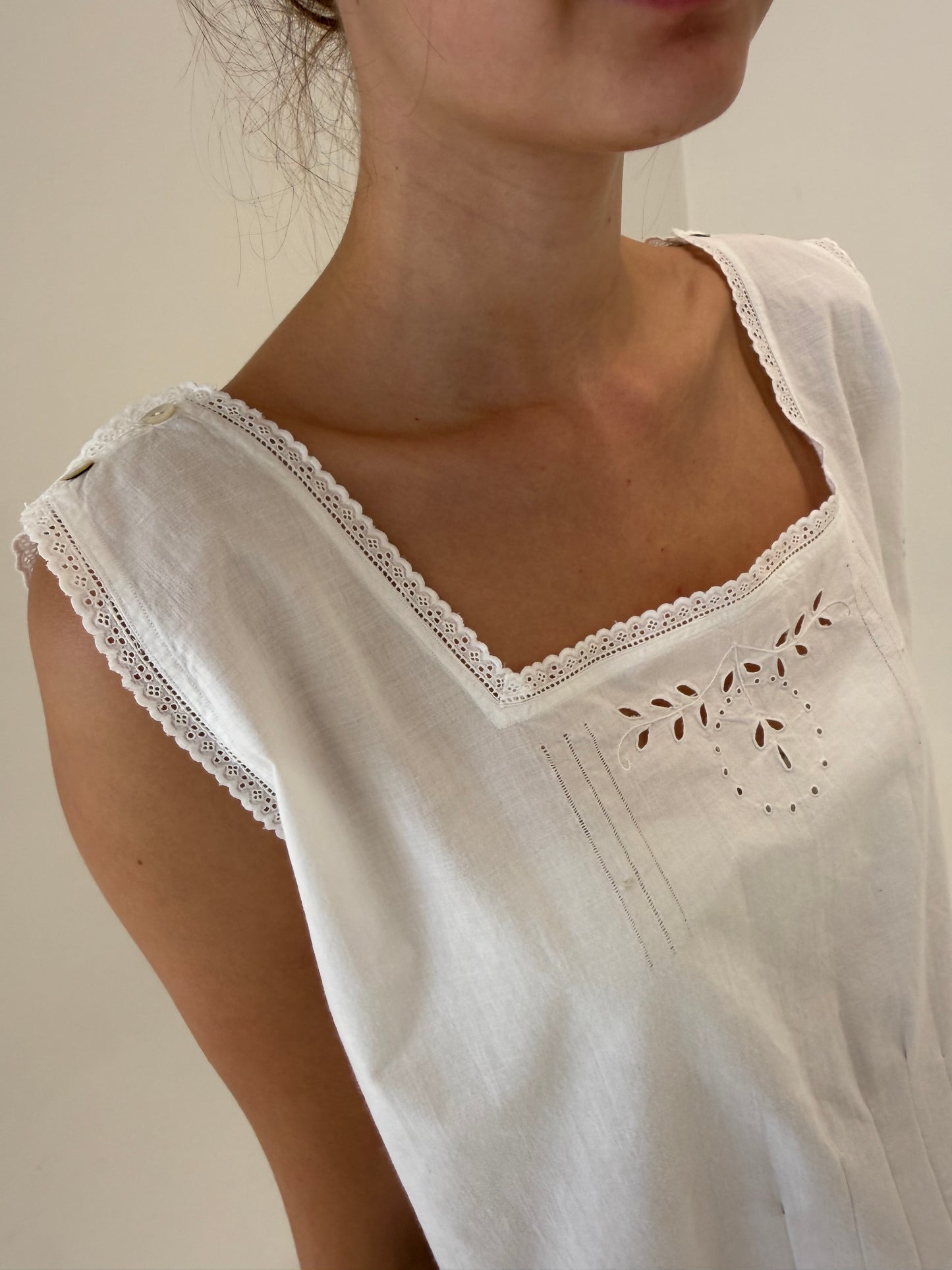 Top vintage din pânză excepțională de in cu broderie manuală delicată