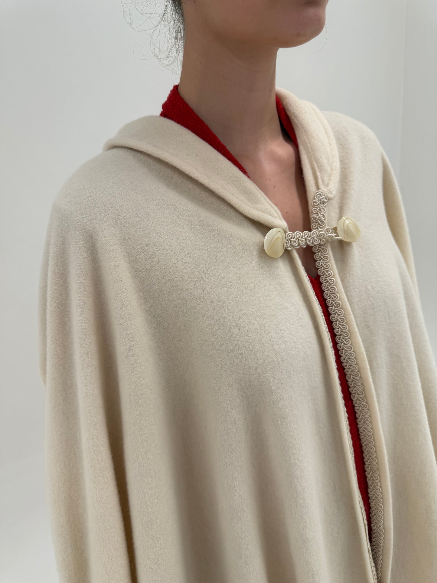 Capa vintage butter white din lana extrafina cu aplicații din dantelă macrame