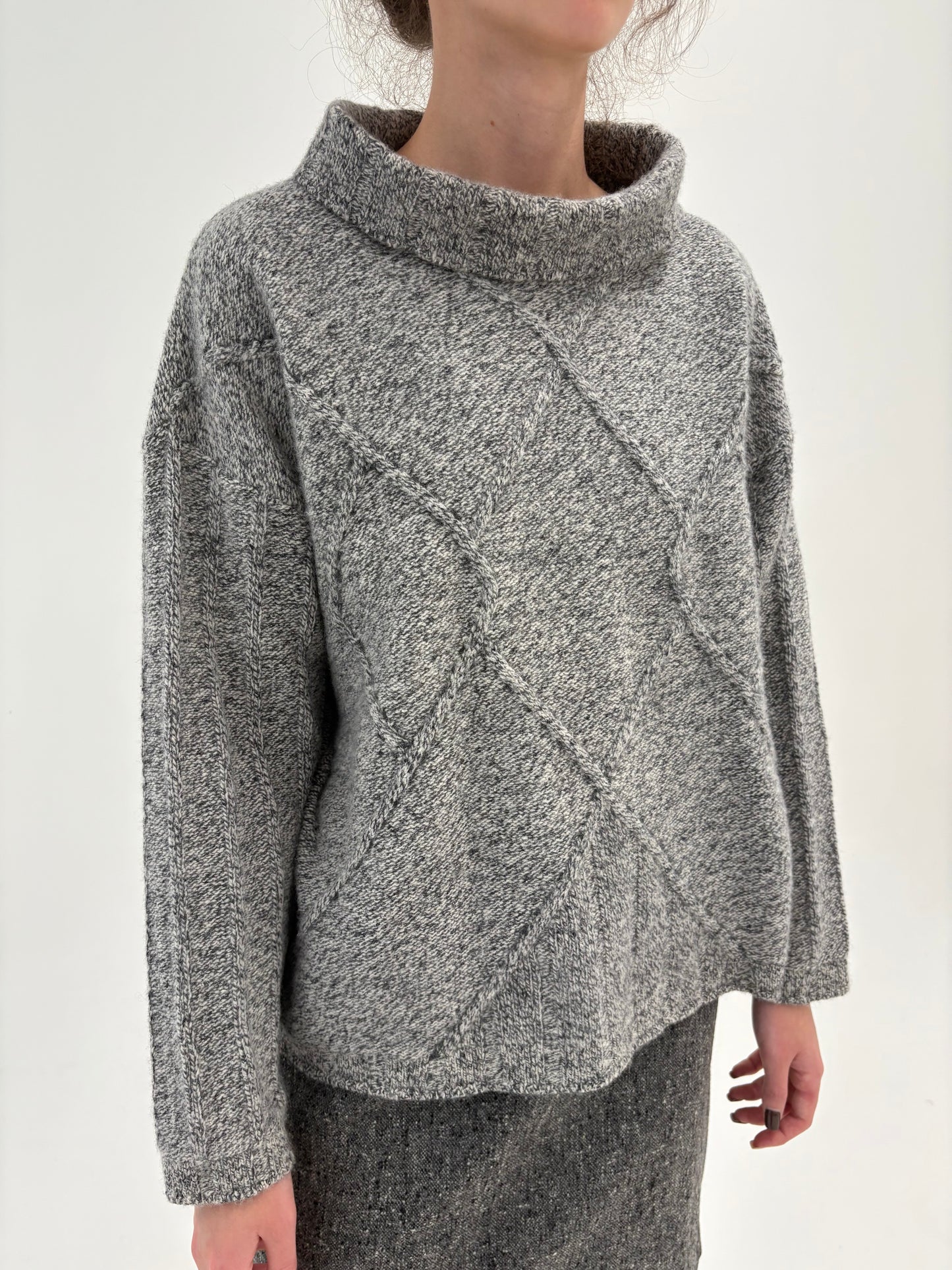 Maleta groasă petite cu guler sal din lana texturată cu inserții ivoire și negre