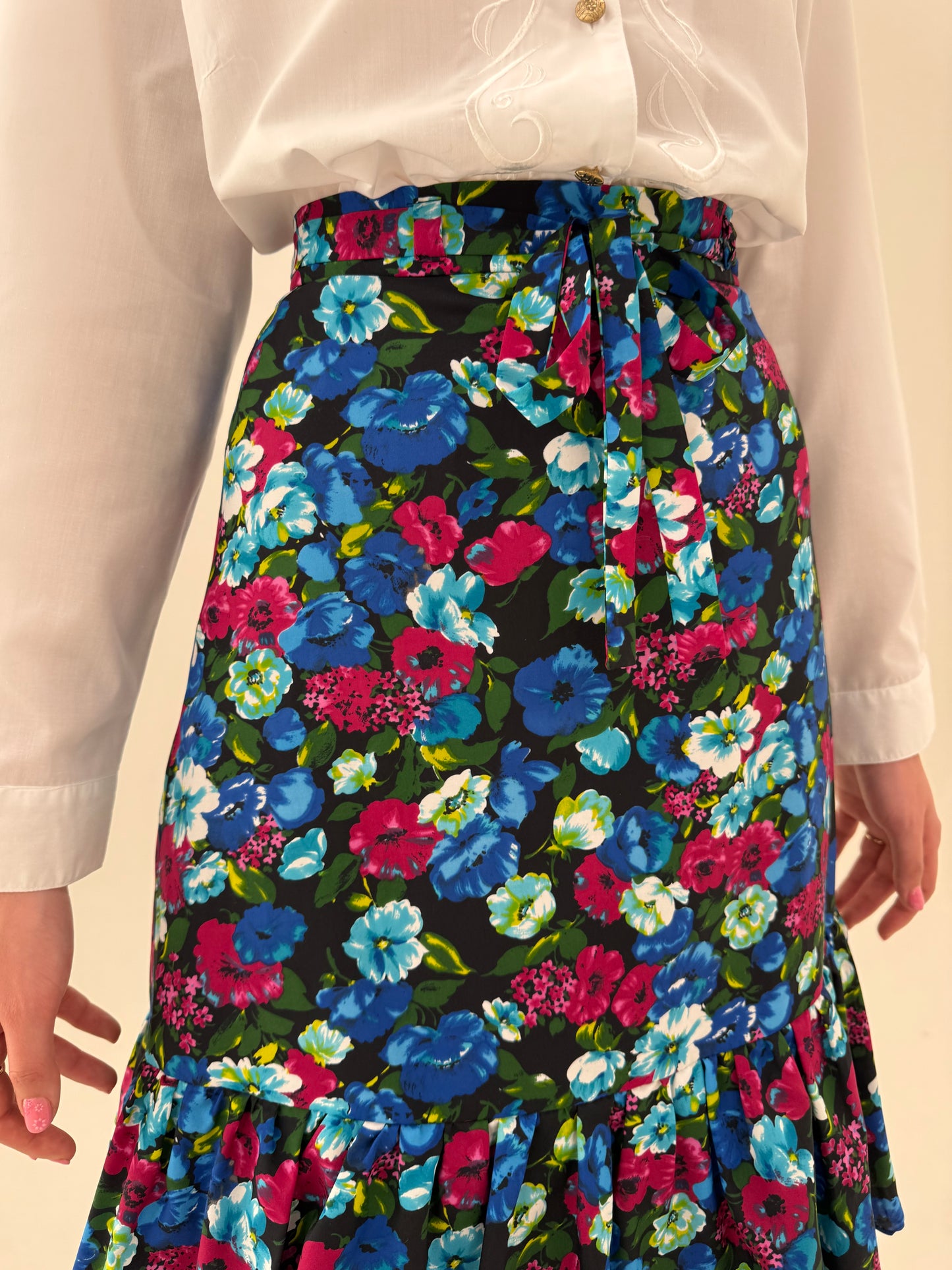 Fustă maxi cu print floral și Vali albe cu talie ultra înaltă