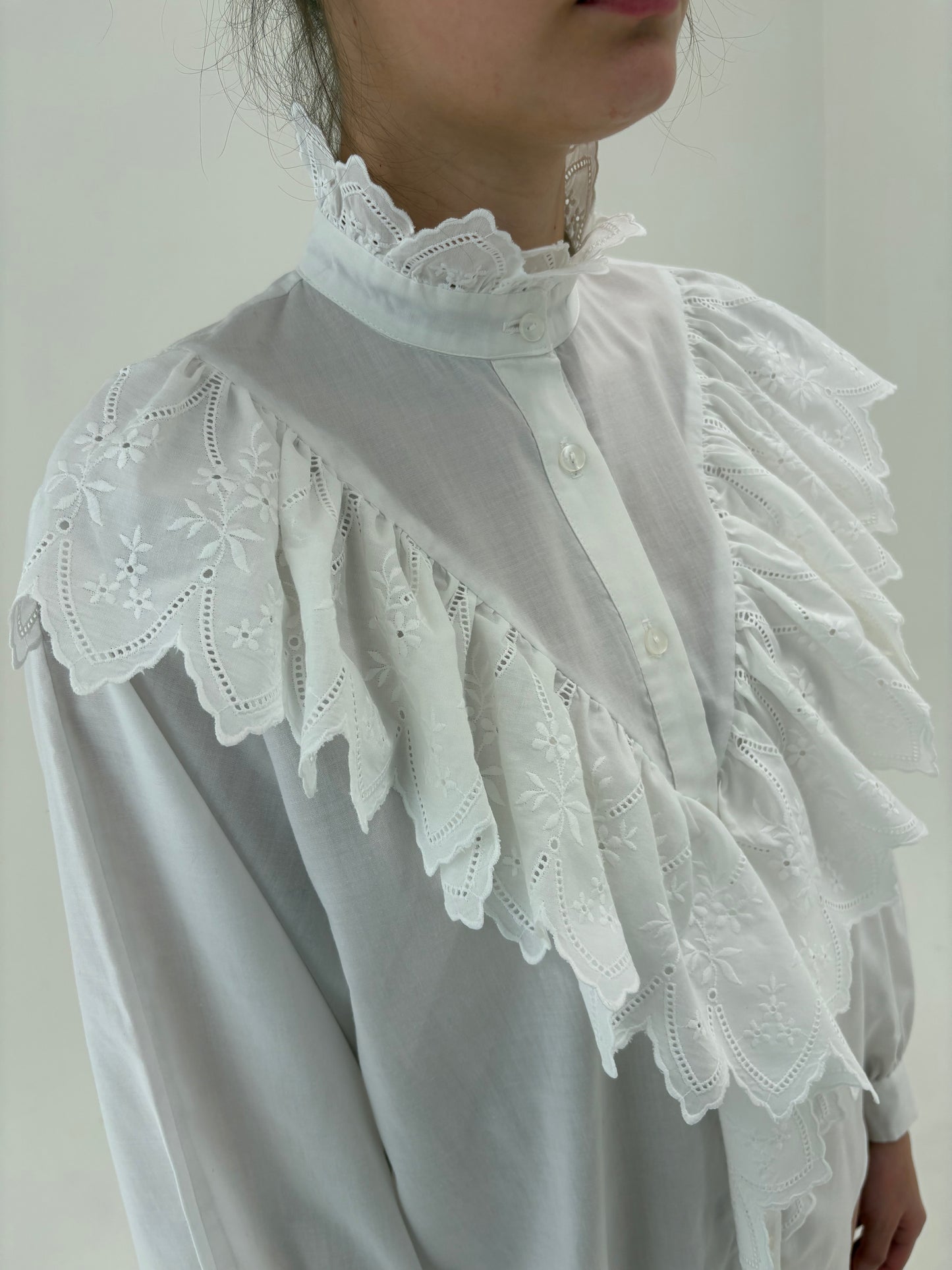 Cămașa vintage cu broderie fină și volan din cea mai fină panzica