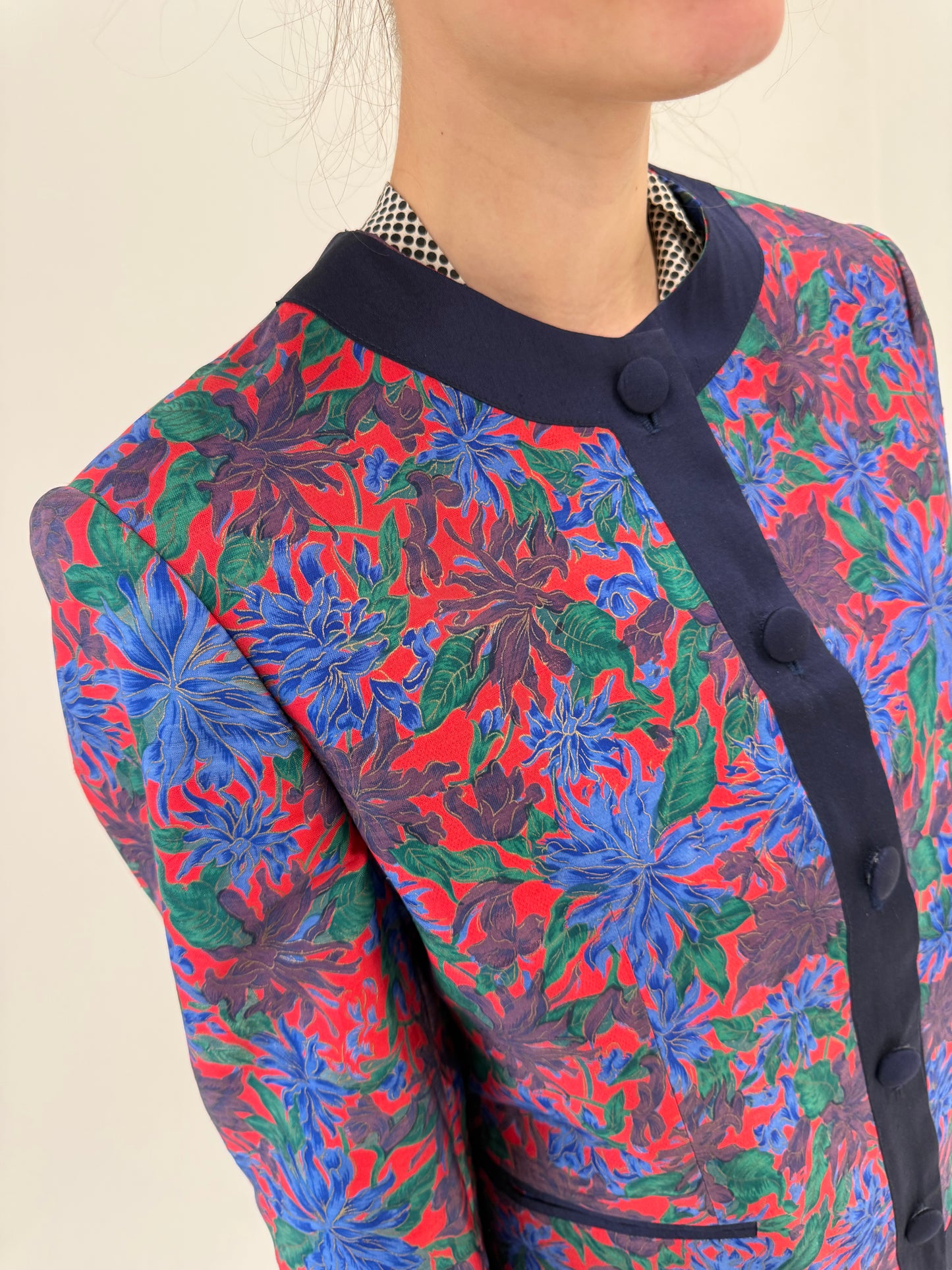 Jacheta din mătase naturală în stil chanel cu print floral superb și paspoal
