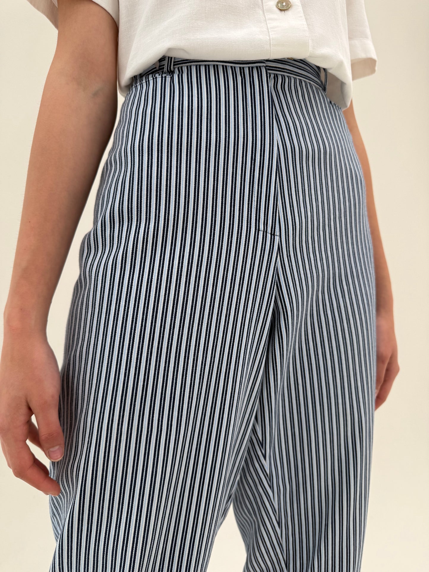 Pantaloni în dungi fine verticale cu solduri ample din pânză de bumbac