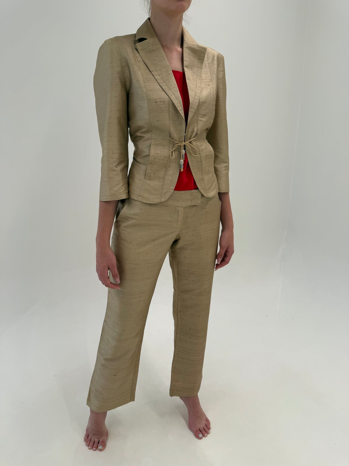 Costum camel din mătase naturală dupioni cu sacou cambrat și pantaloni drepți