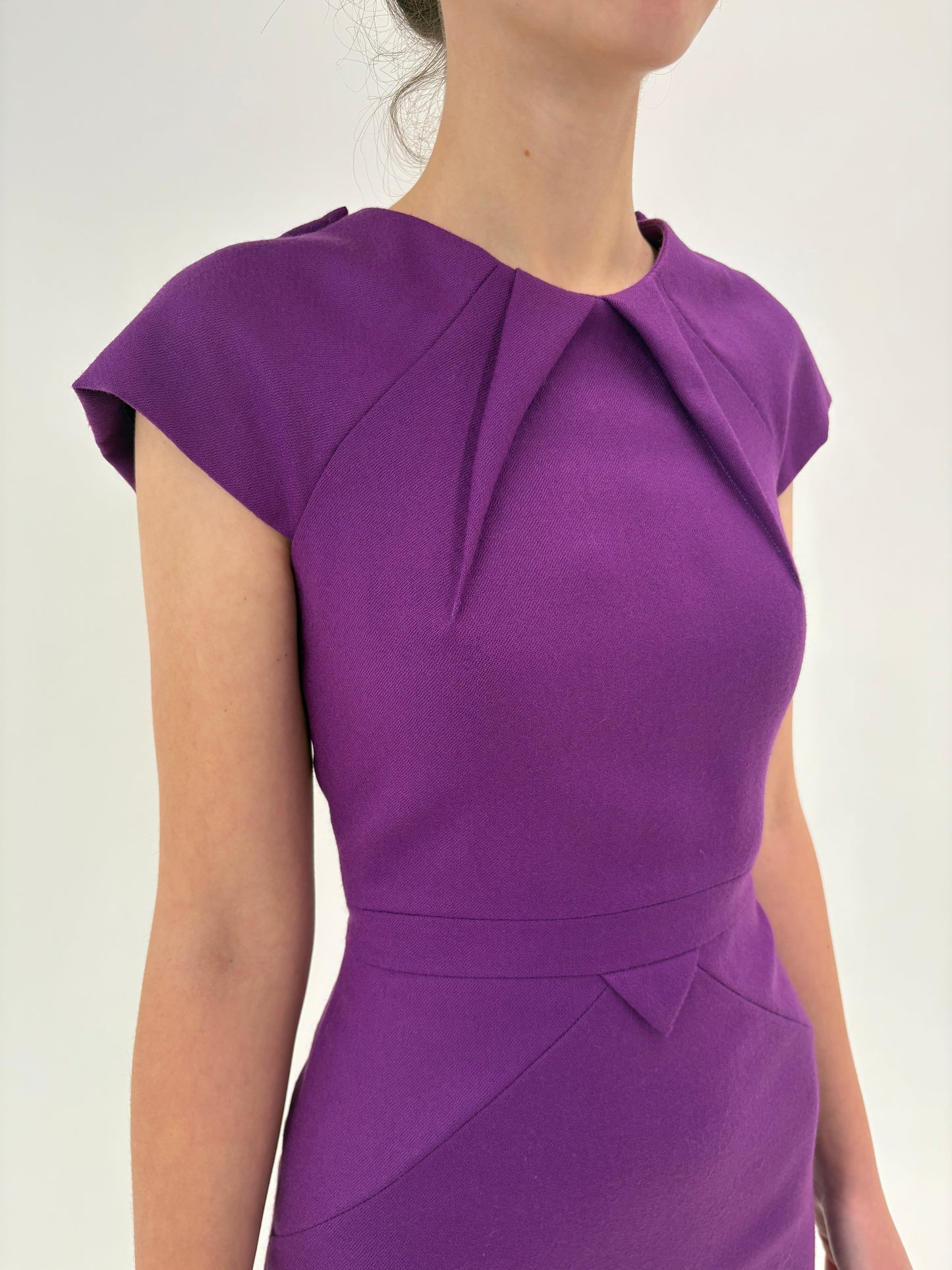 Rochie business in croi elevat cu fronseuri din lana extrafina