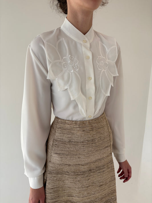Cămașa vintage cu jabou în formă de petale și broderie