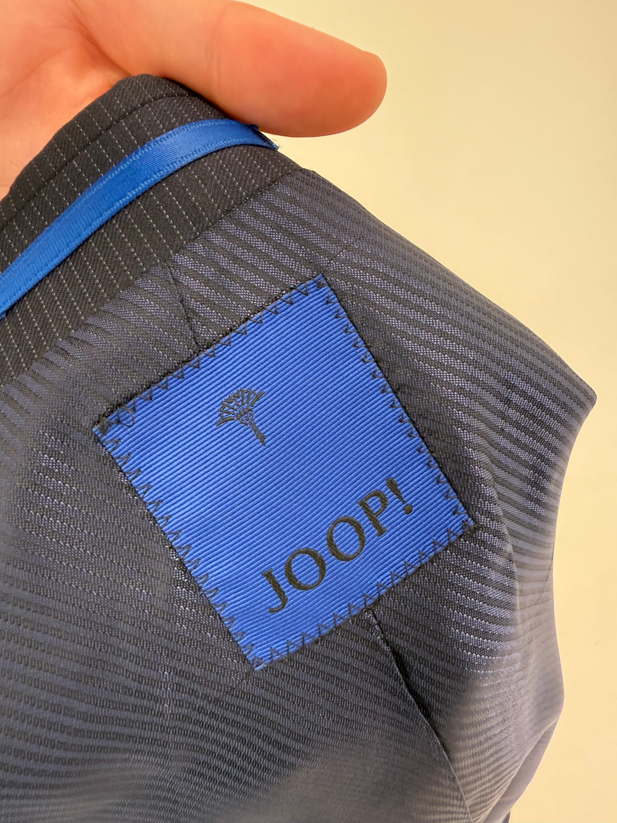 Sacou Joop în croi actual din stofă de lana extrafina ușor lucioasă texturată