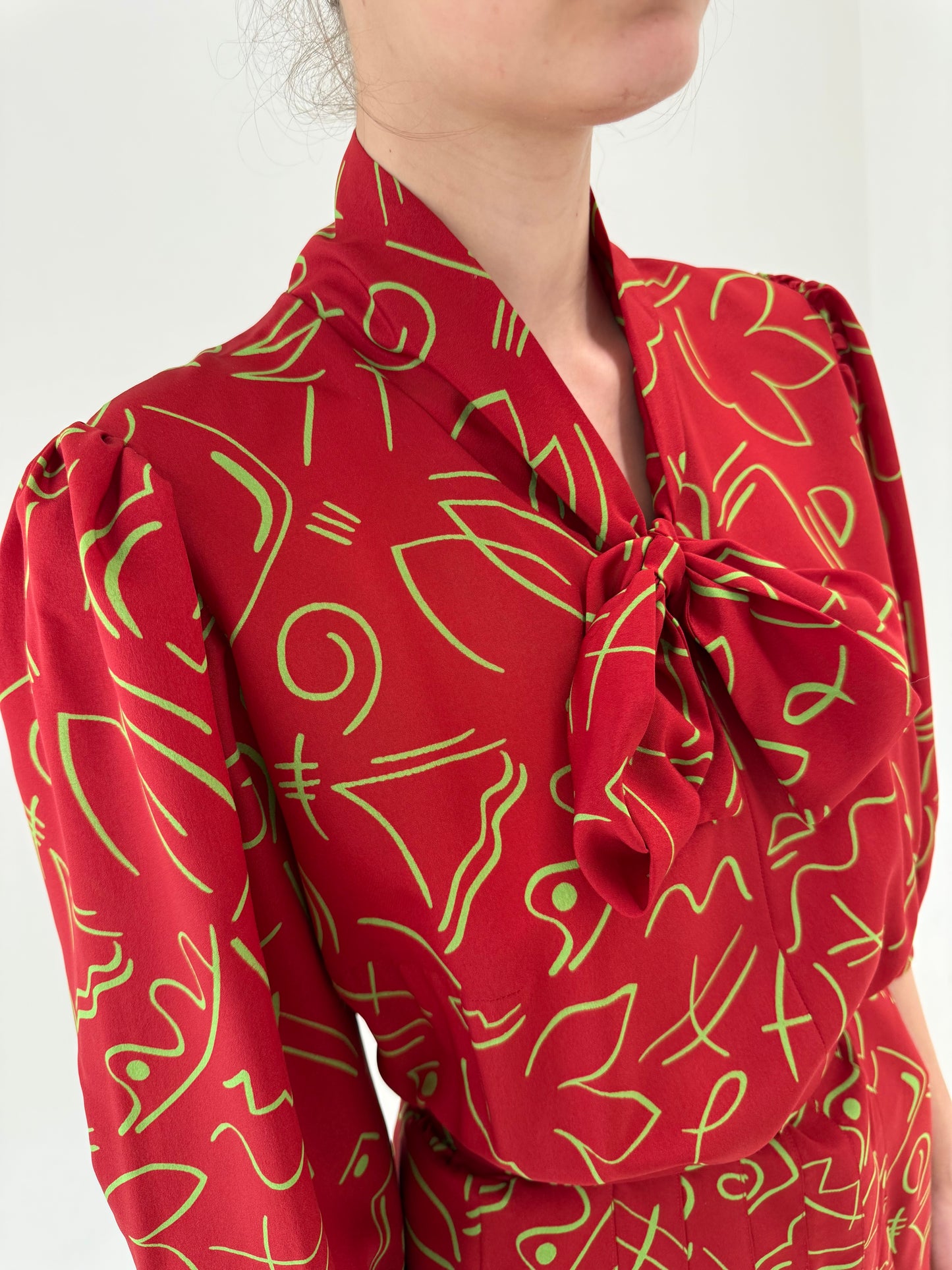 Rochie vintage cherry red cu panglică la gât și print geometric verde crud