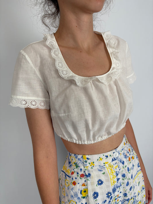 Top cropped cu broderie anglaise din panzica extrafina de bumbac