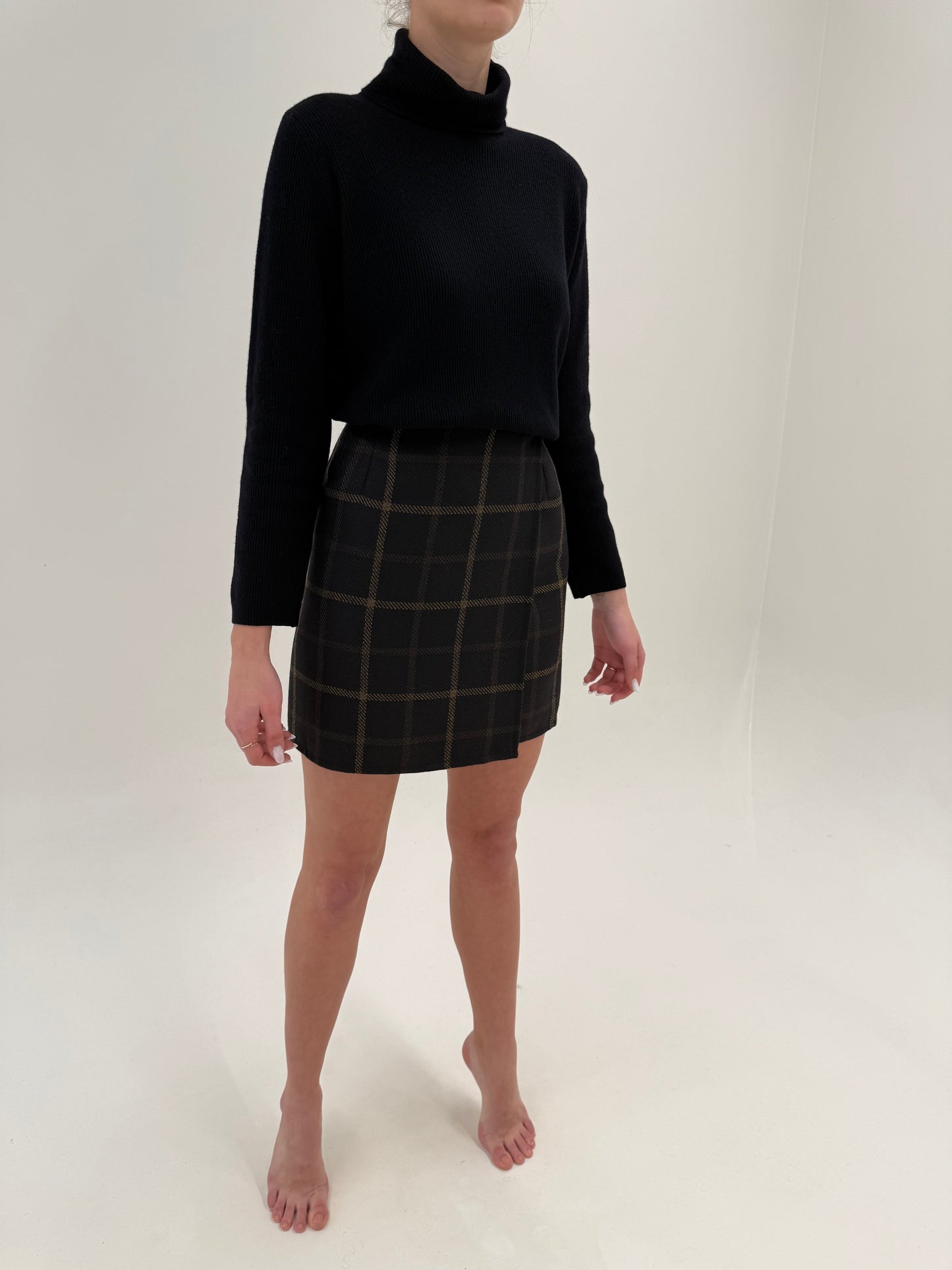 Fustă neagră petrecută în carouri camel din lana extrafina  de primăvară