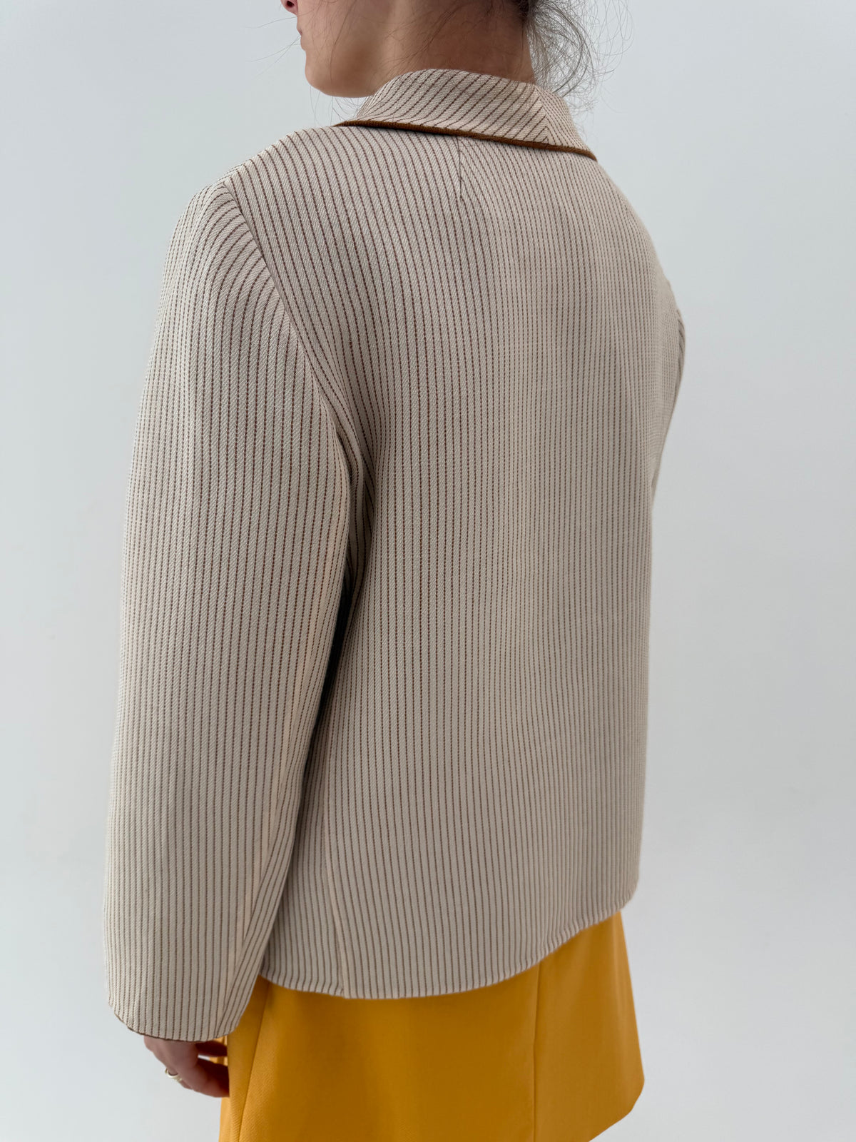 Sacou vintage excepțional cu dungi fine caramel brown pe camel din stofă cu fața dublă