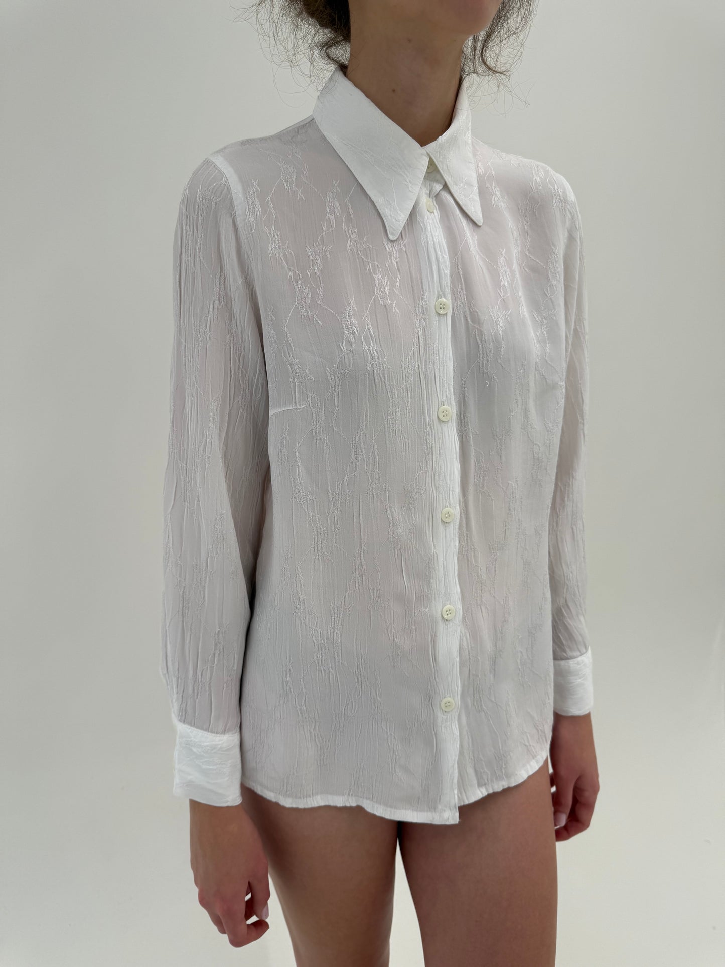 Cămașa premium integral brodată cu revere ușor supradimensionate