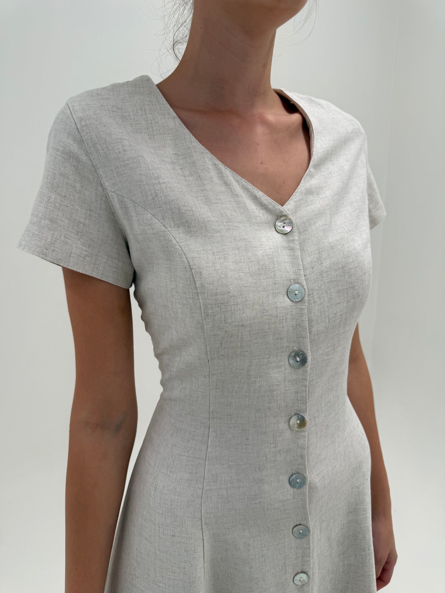 Rochie sand nude gray din pânză cu nasturi mother of pearl în croi ușor cambrat