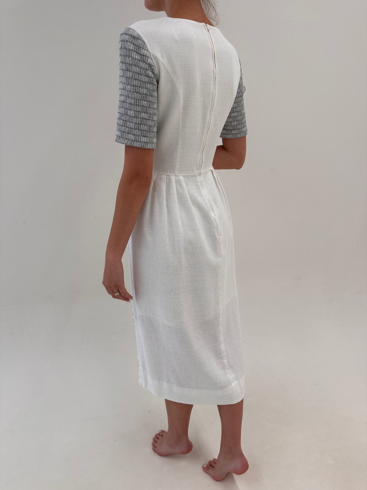 Rochie vintage excepțională cu corsaj din pânză de in silver gray și alb