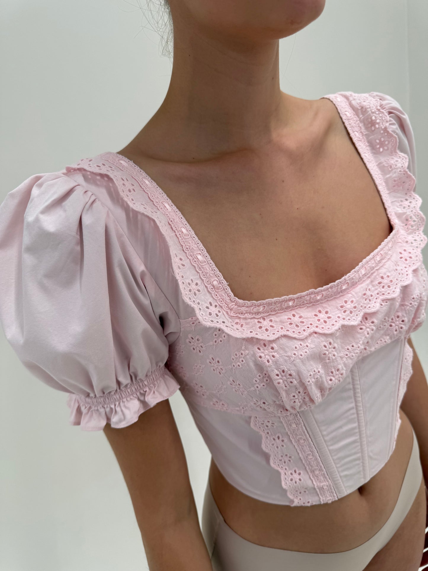 Corset powder Pink cu umeri bufanți și broderie anglaise