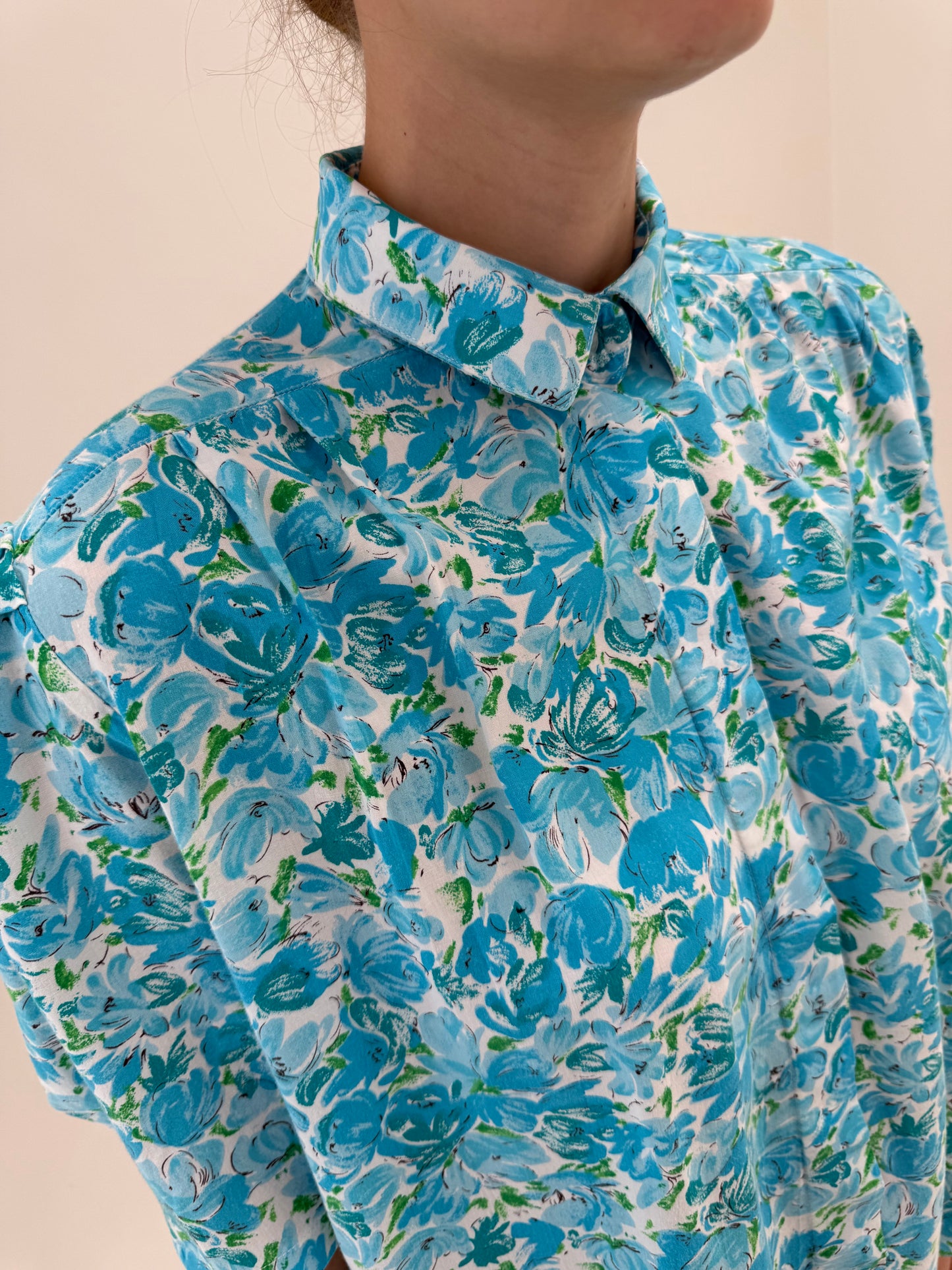 Cămașa vintage în culori superbe și print floral super vaporoasă