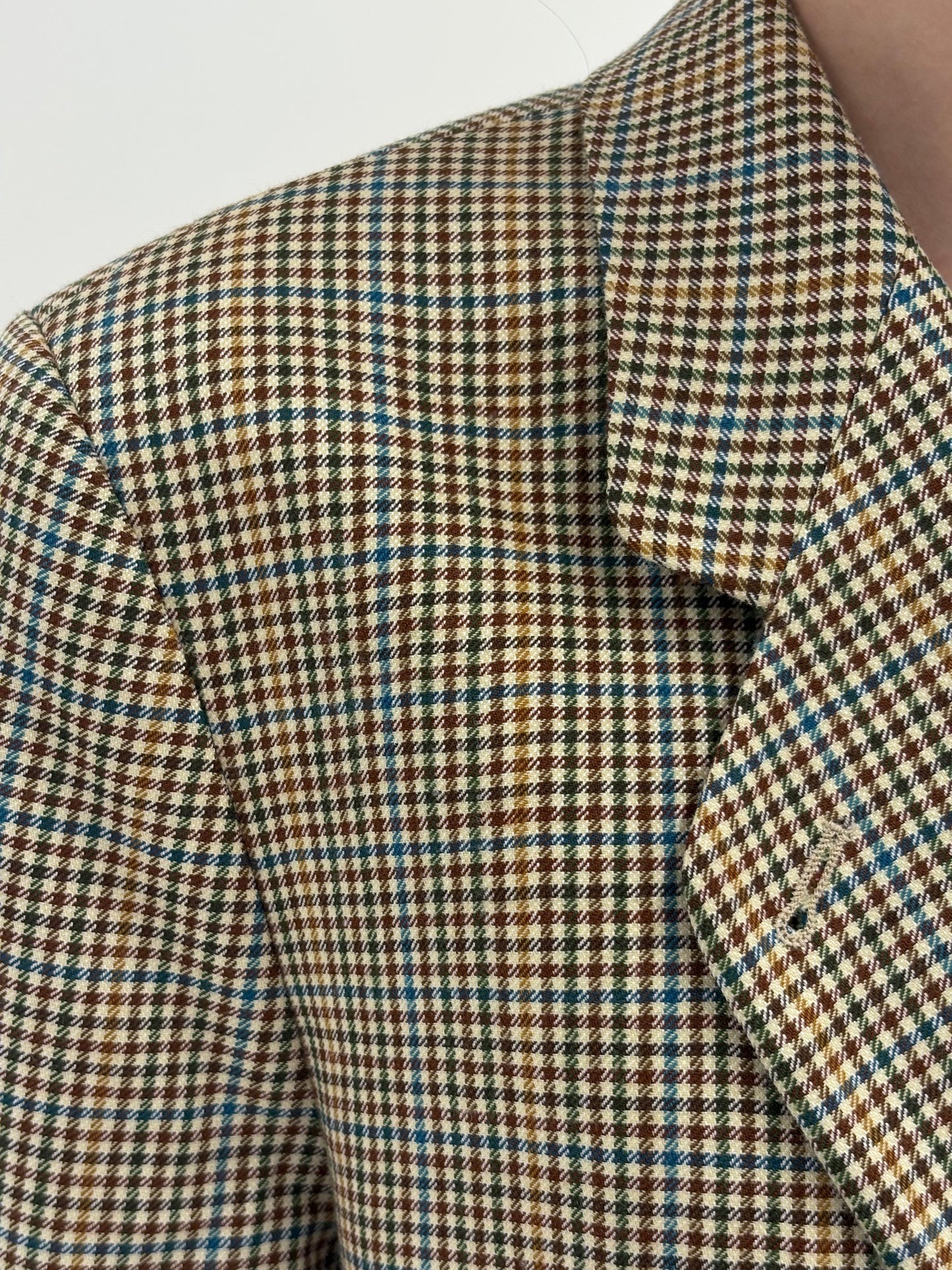 Sacou italian petite în carouri și croi lung cu închidere dublă