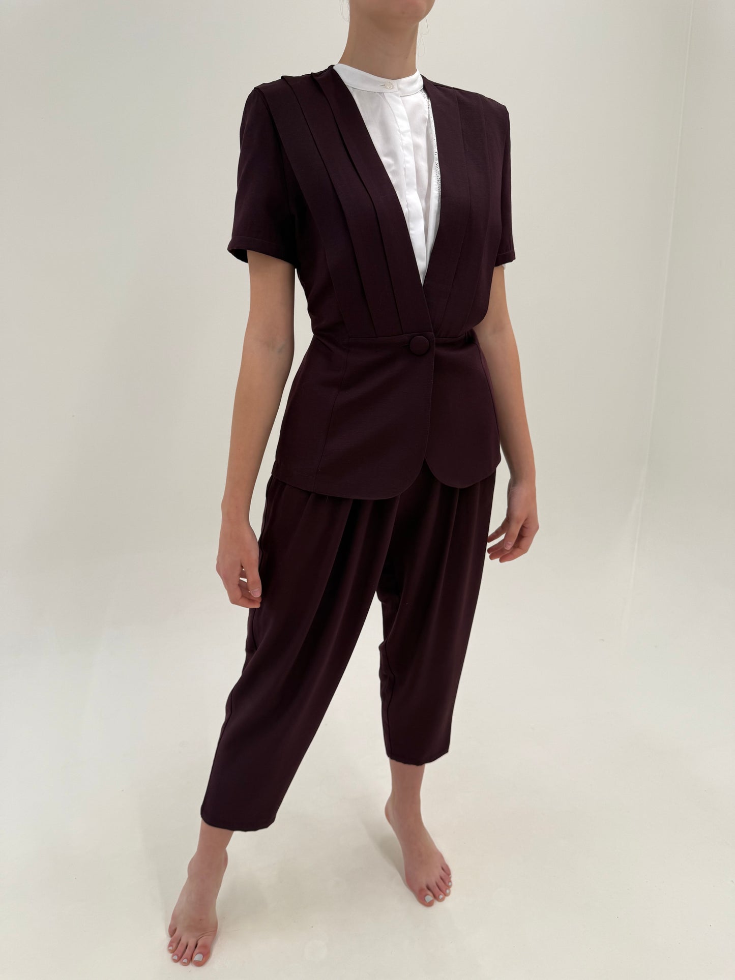 Costum vintage de vară aubergine cu sacou cambrat și pantaloni drapați