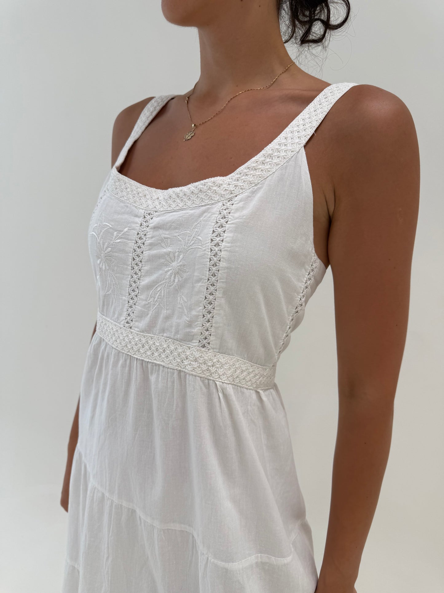 Rochie maxi albă din cea mai fină panzica de bumbac cu broderie și dantelă macrame