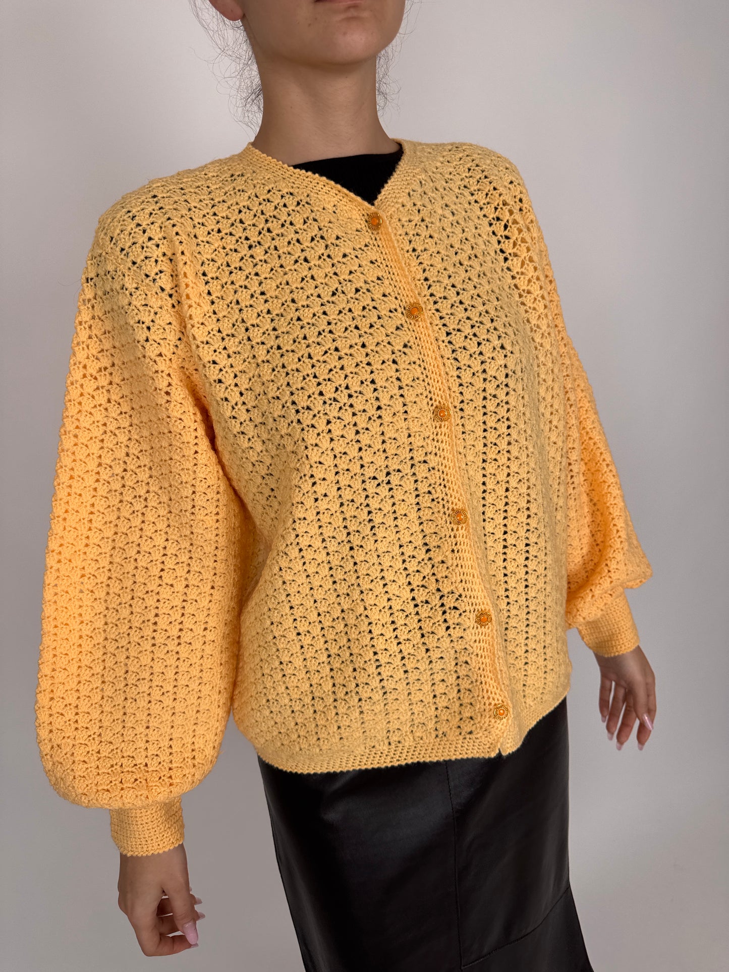 Cardigan vintage lucrat manual pastel orange din lana extrafina dantelată