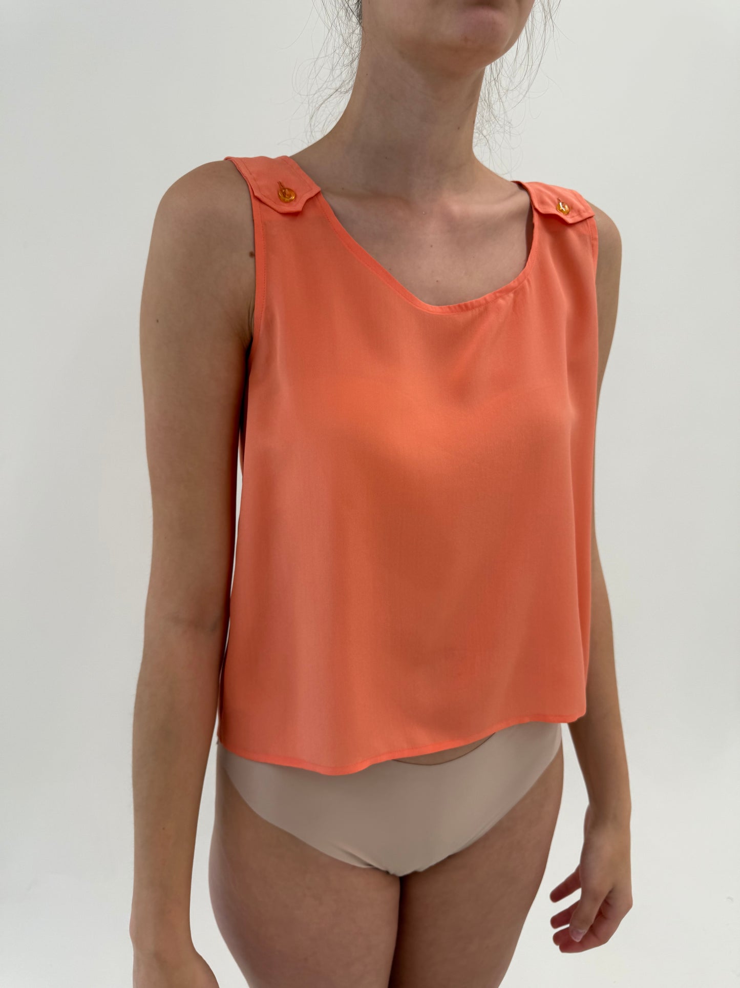 Top salmon orange din mătase naturală în croi minimalist
