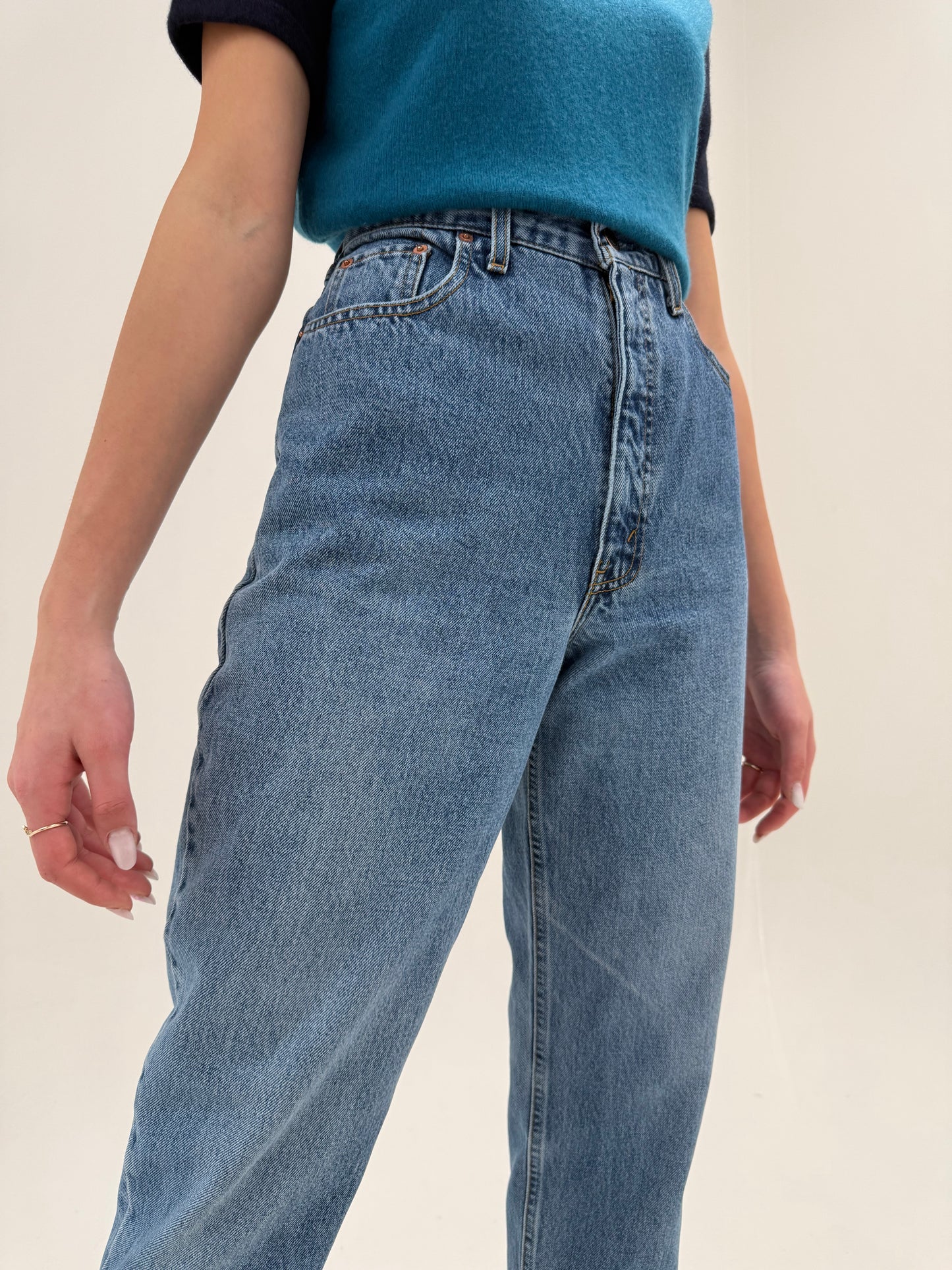 Jeans vintage Levi’s tall cu talie ultra înaltă mom fit