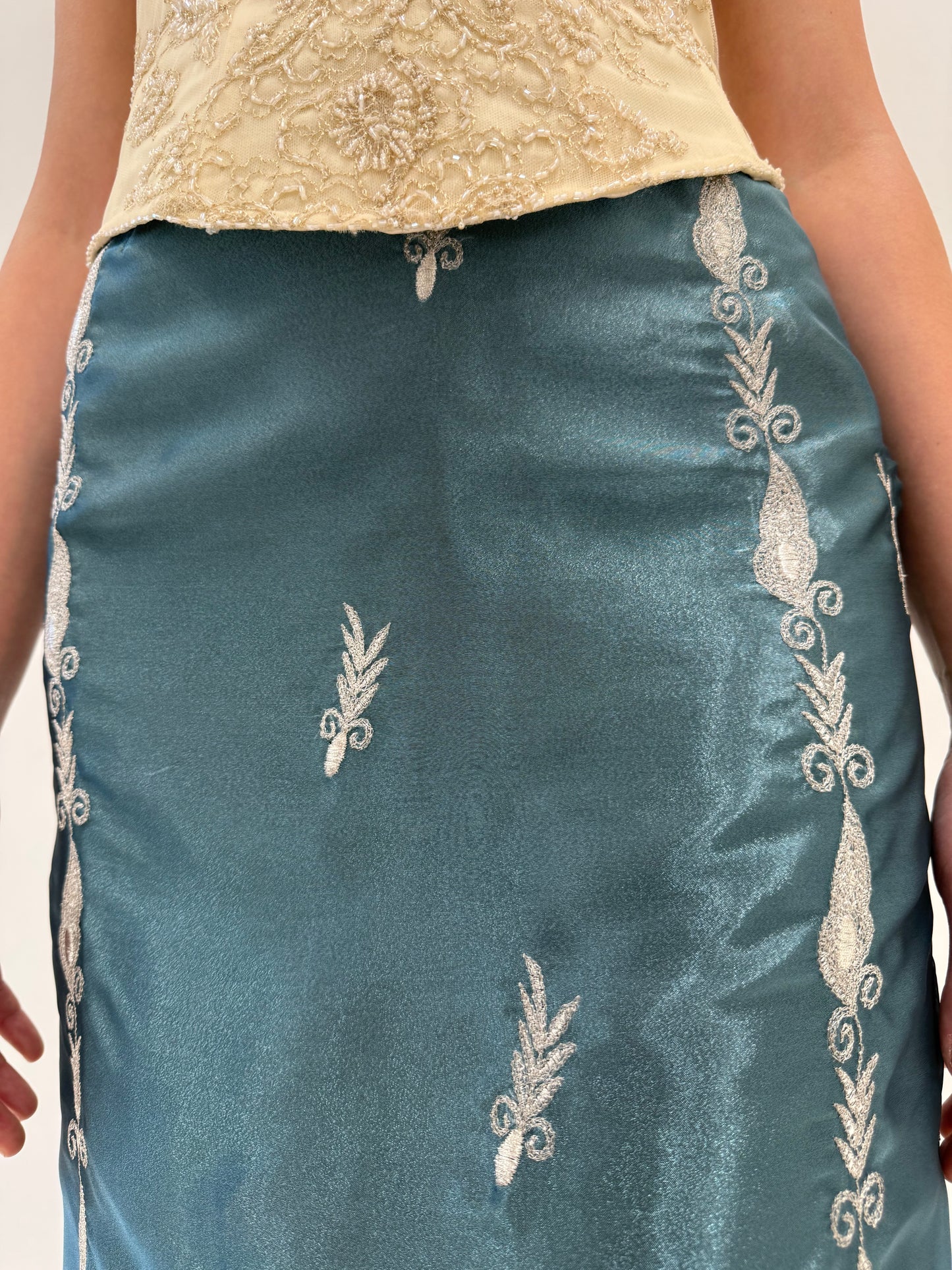Fustă cu influențe asiatice din organza brodată in stil kebaya modernizat