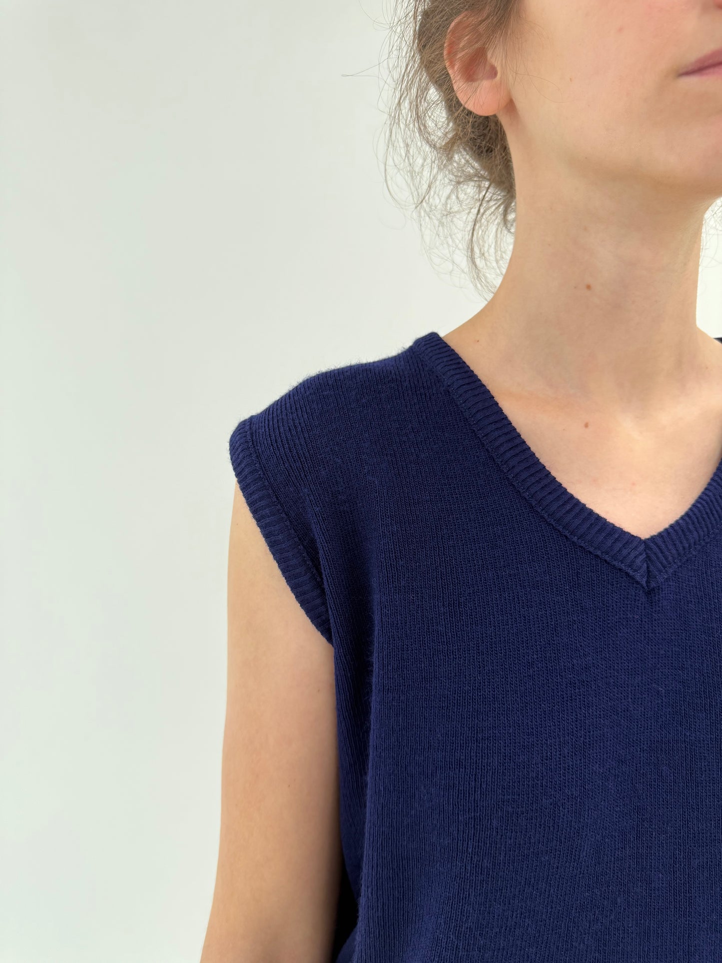 Top/ vesta italiană albastru cerneală din lana extrafina în anchior