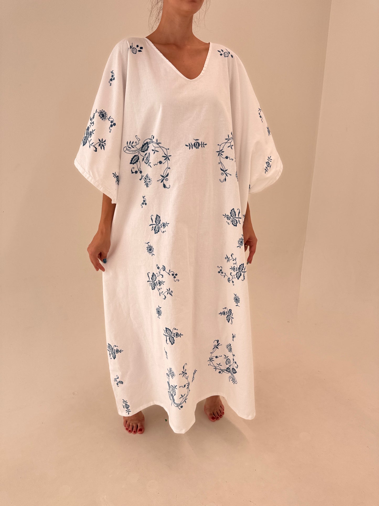 Kaftan cu broderie manuală albastru cerneală din in excepțional în croi amplu