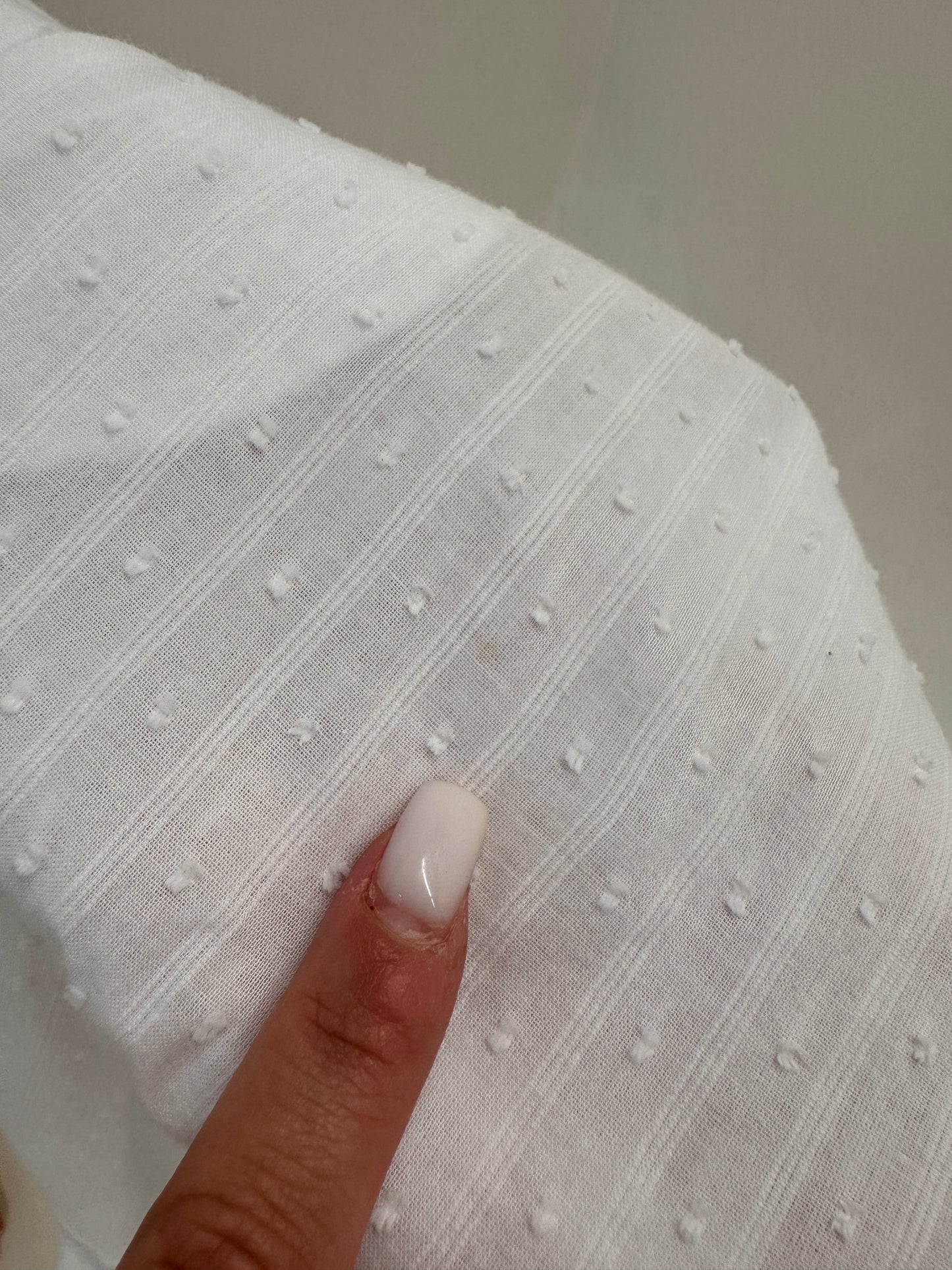Pantaloni capri din cel mai fin bumbac texturat cu buline cu broderie și macrame