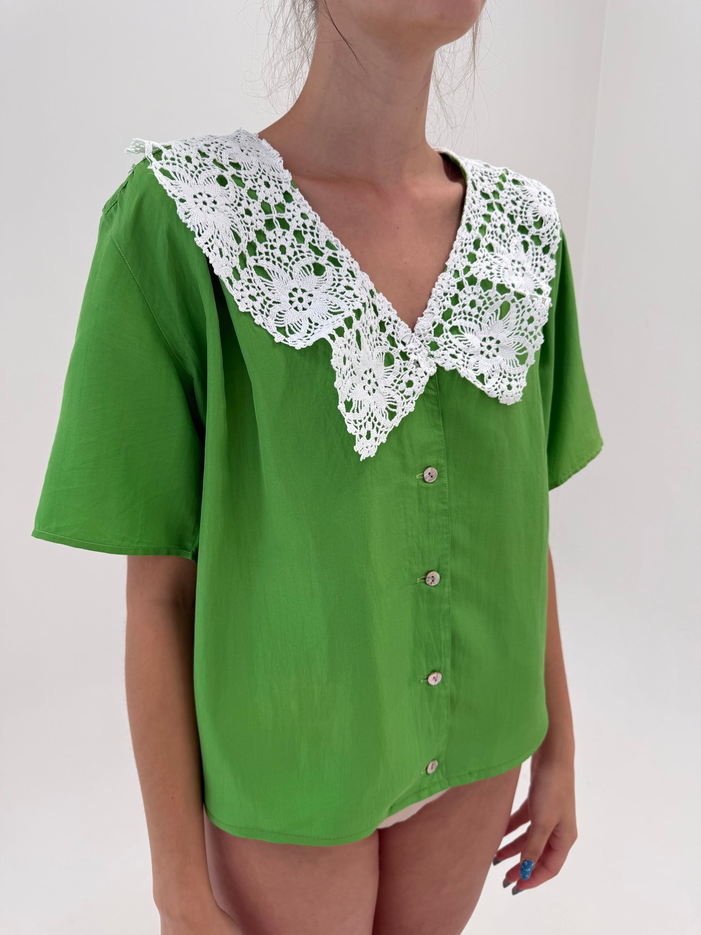 Camasa din mătase naturală kelly green cu guler din macrame lucrat manual