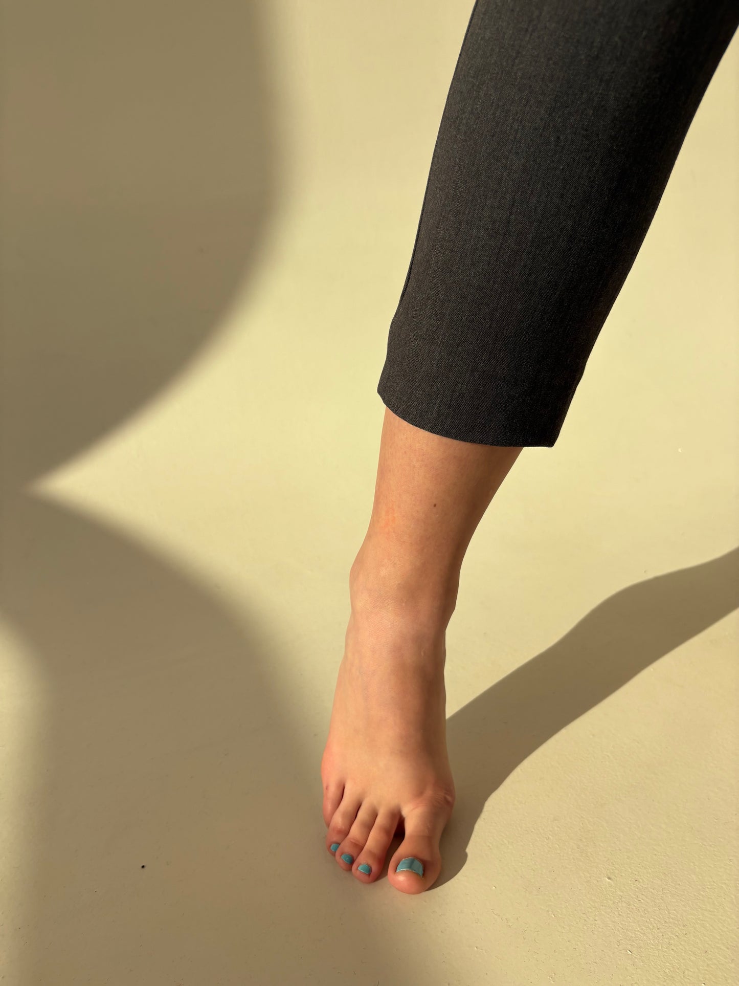 Pantaloni business petite din stofita strech in croi clasic