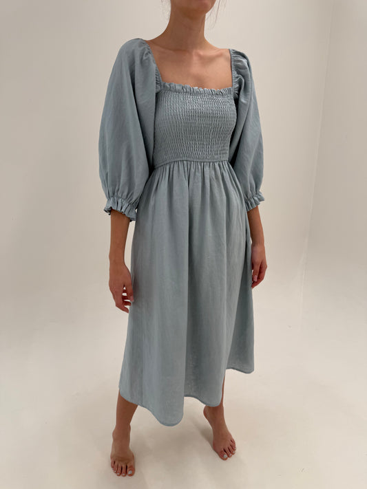 Rochie maxi dusty baby blue cu bust elastic și mâneci bufante din in premium