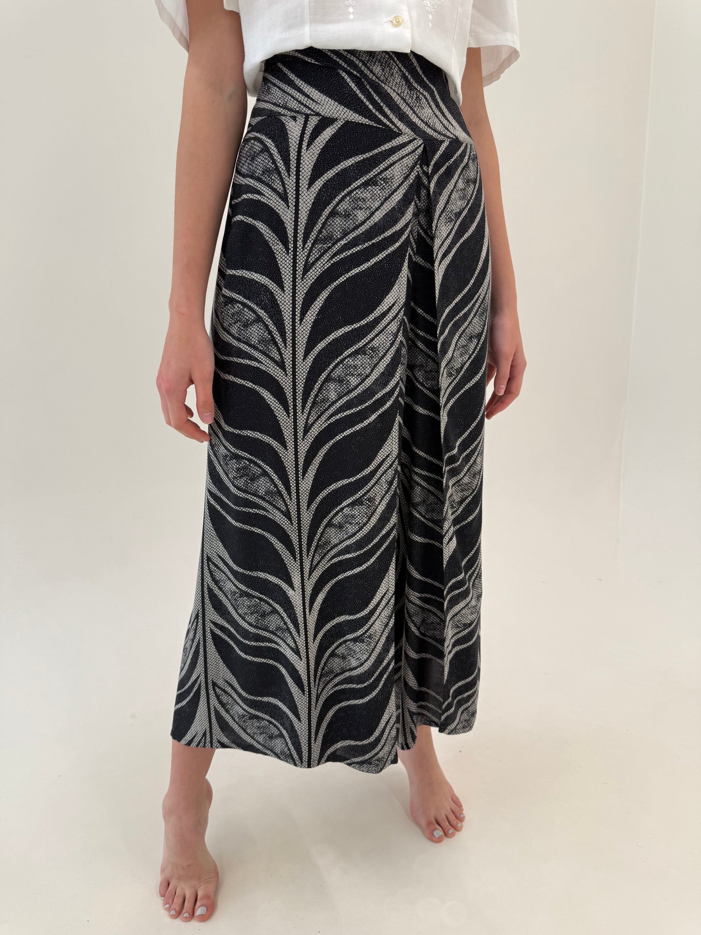Pantaloni negri palazzo cu print organic stilizat