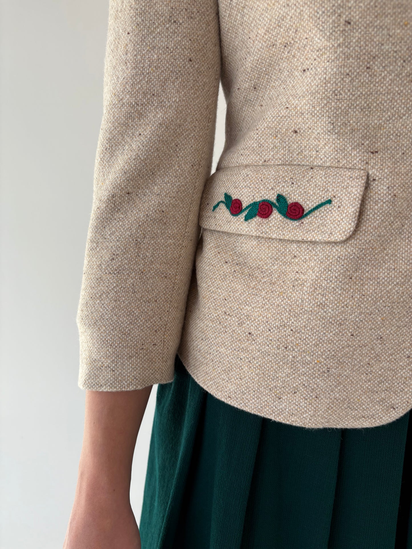 Sacou vintage petite cambrat light nude din lana excepțională cu broderie