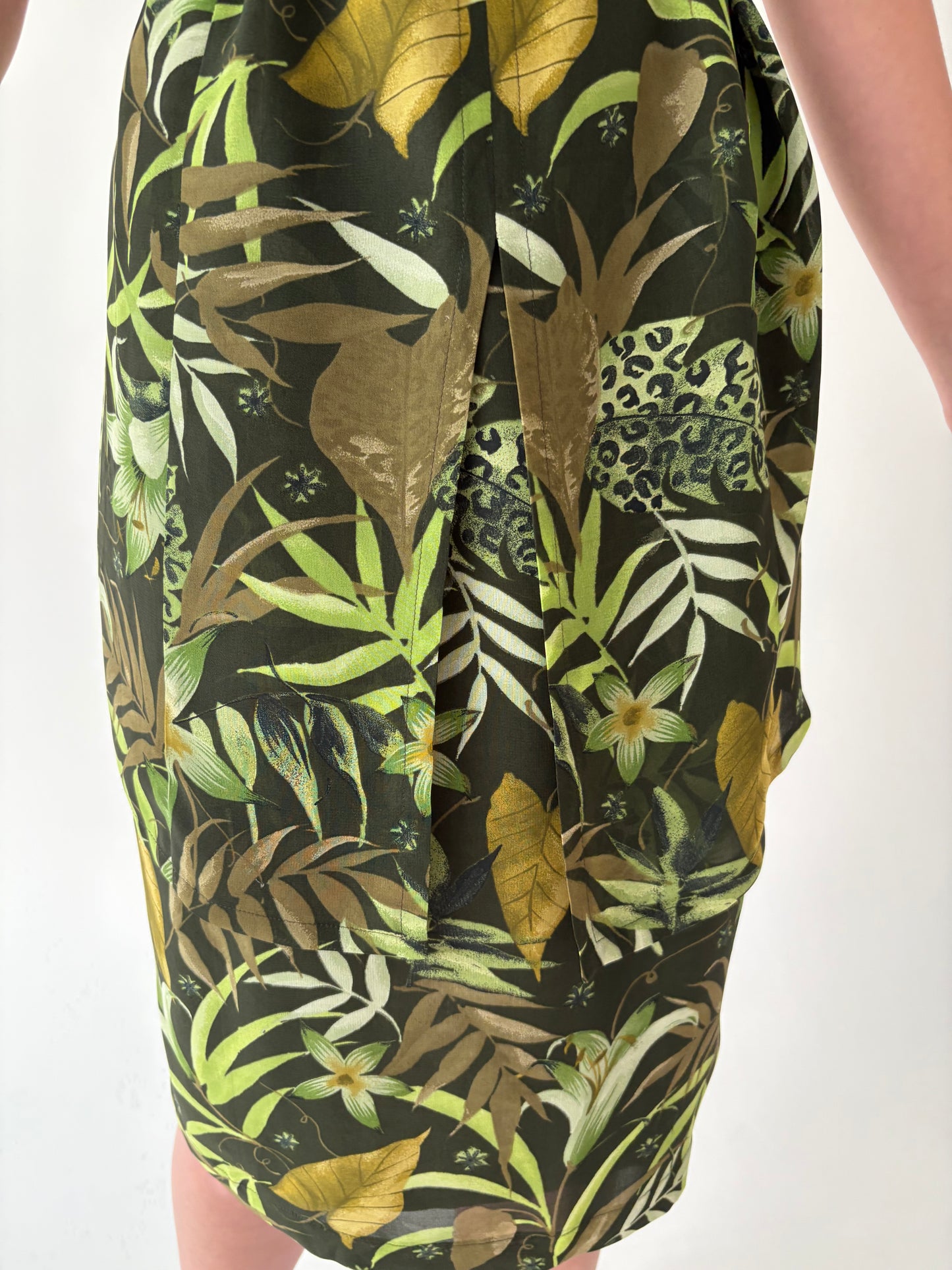 Rochie vinatge în nuanțe de verde și croi petale cu print organic superb