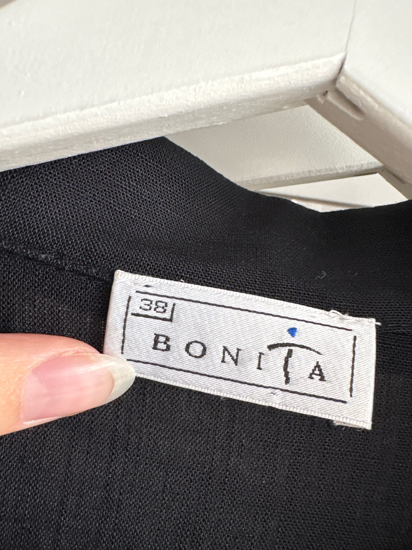 Rochie maxi neagră din pânză in croi cambrat cu talie marcată