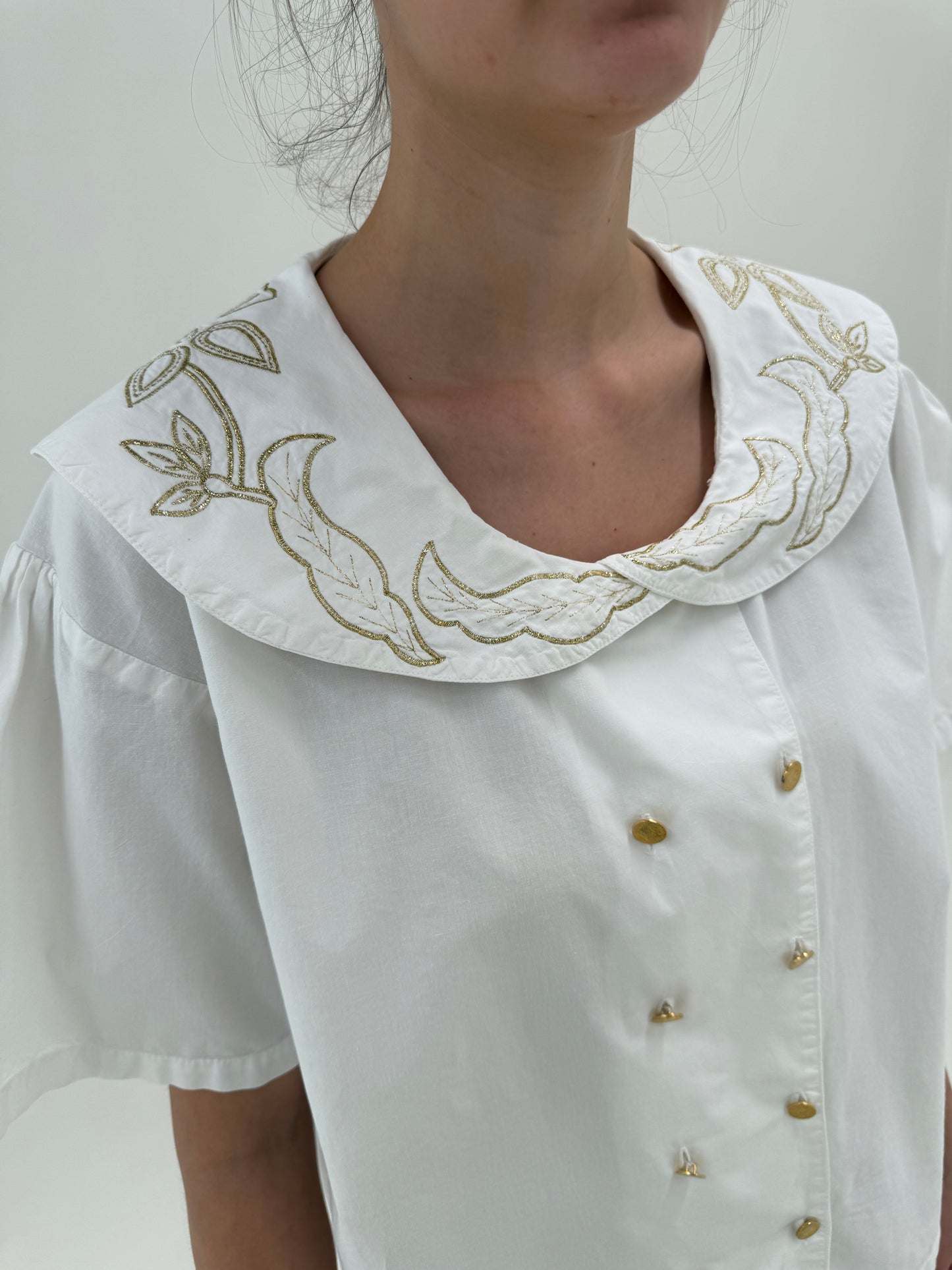 Cămașa vintage cu broderie aurie din pânză de bumbac ușor structurată