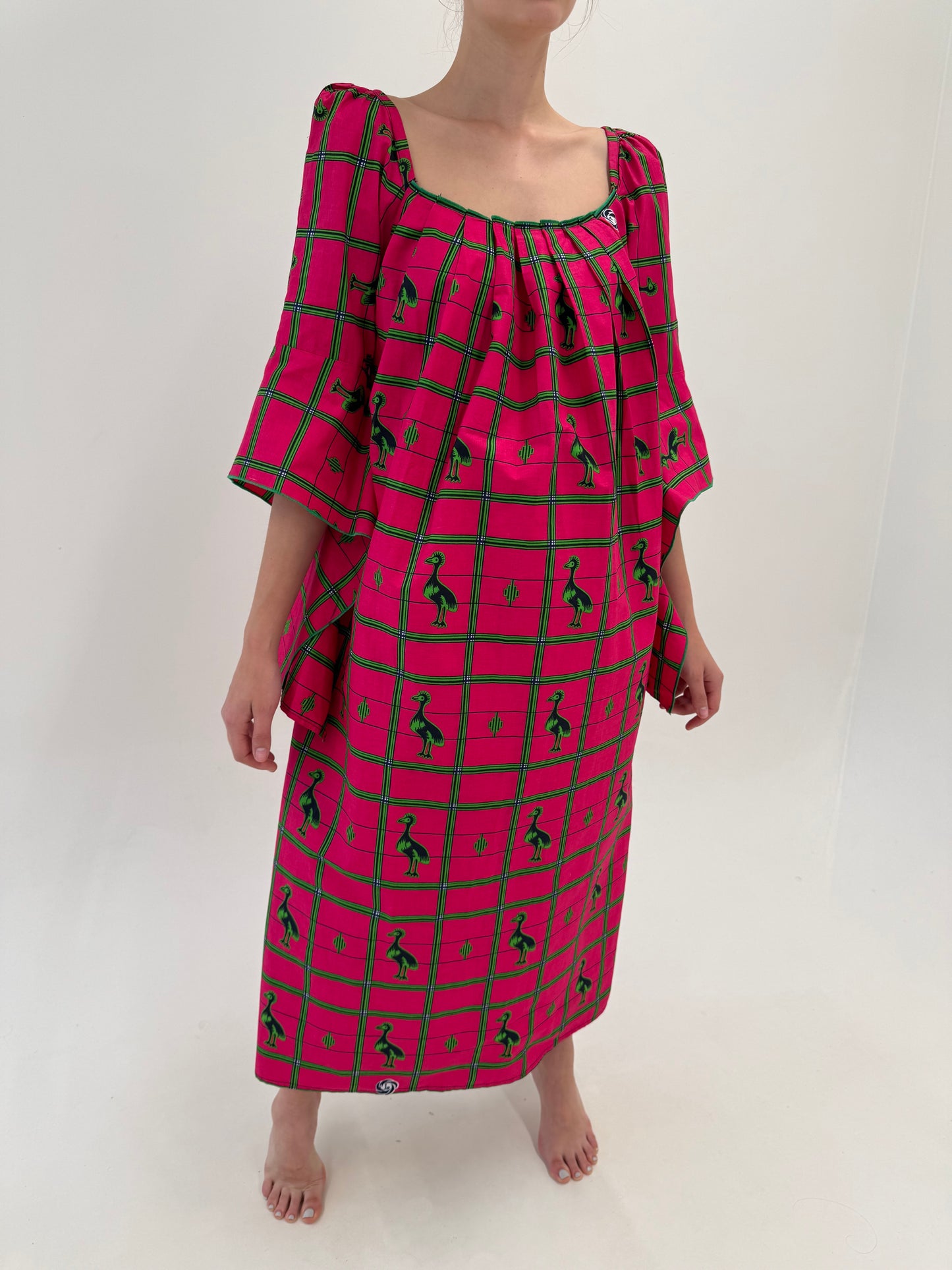 Rochie maxi fucsia din pânză de bumbac printat manual în croi deosebit