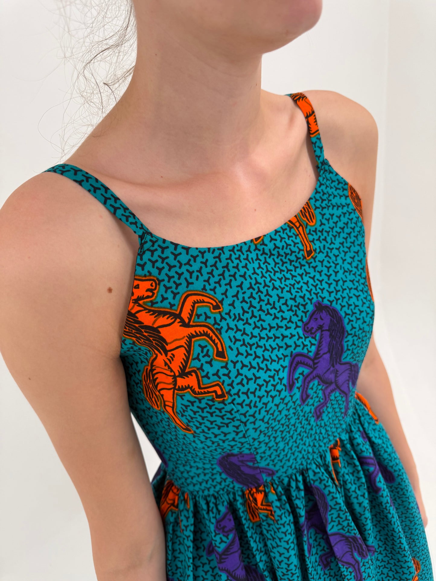 Rochie statement maxi din pânză de bumbac ușor structurată cu print manual