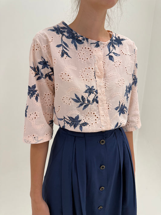 Cămașa powder Pink integral cu broderie anglaise în croi minimalist