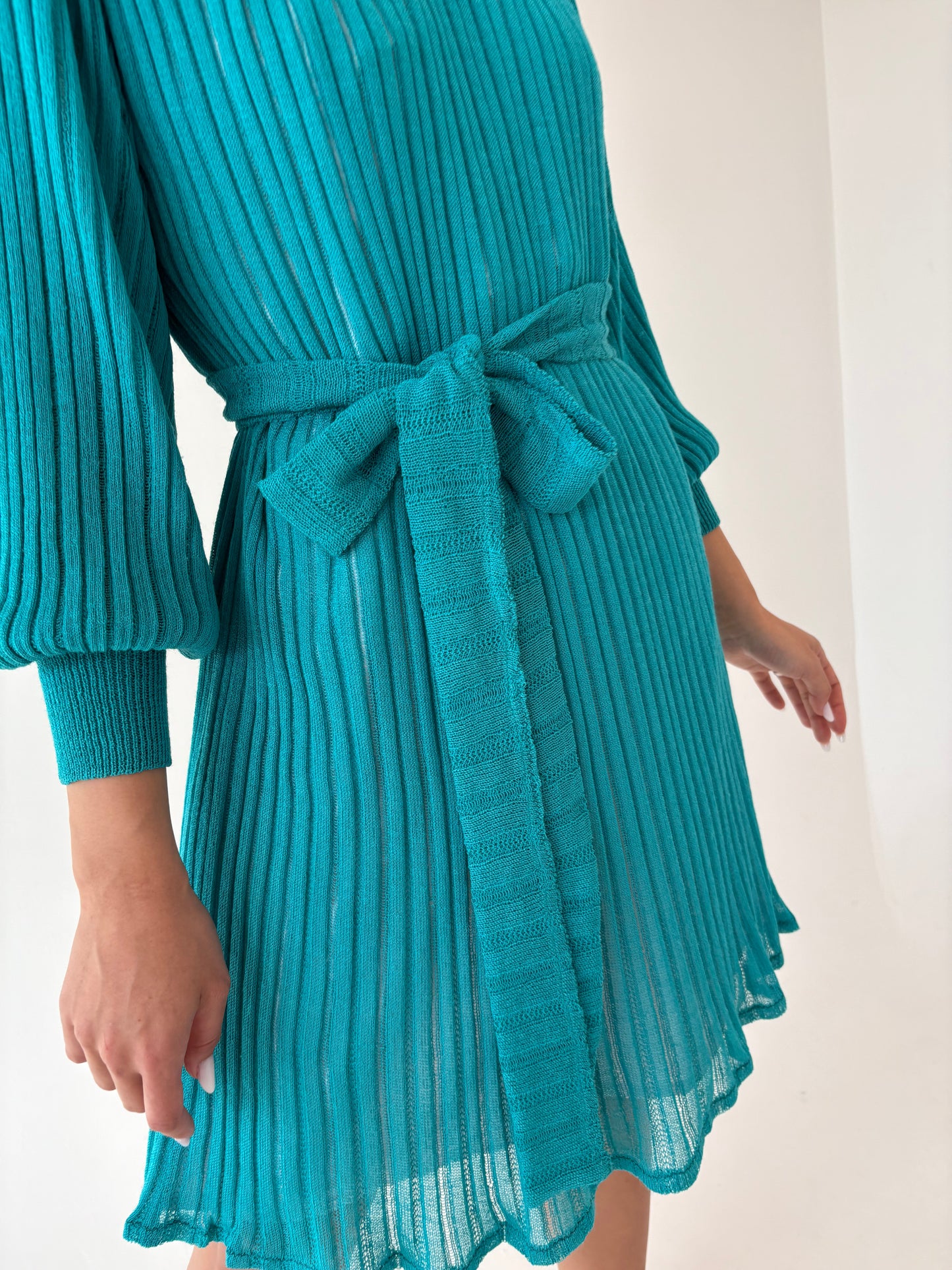 Rochie vintage turcoaz din jerse plisat cu talie marcată reglabile și manșete înalte