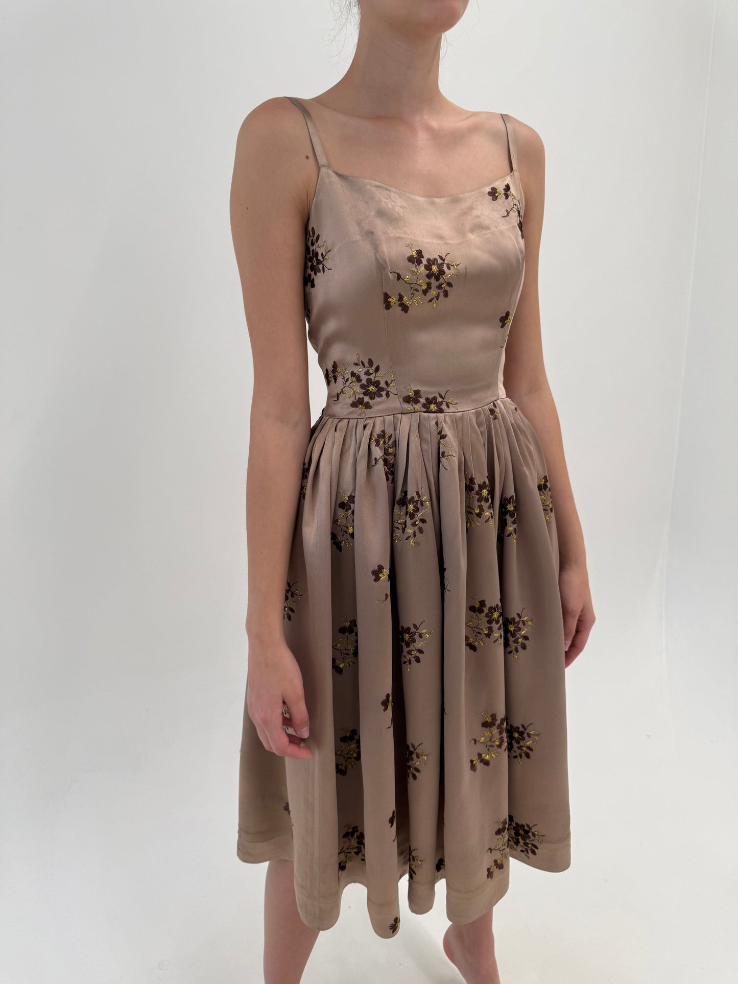 Rochie vintage anii 50 soft bronze integral brodată cu corsaj din twill de mătase naturală
