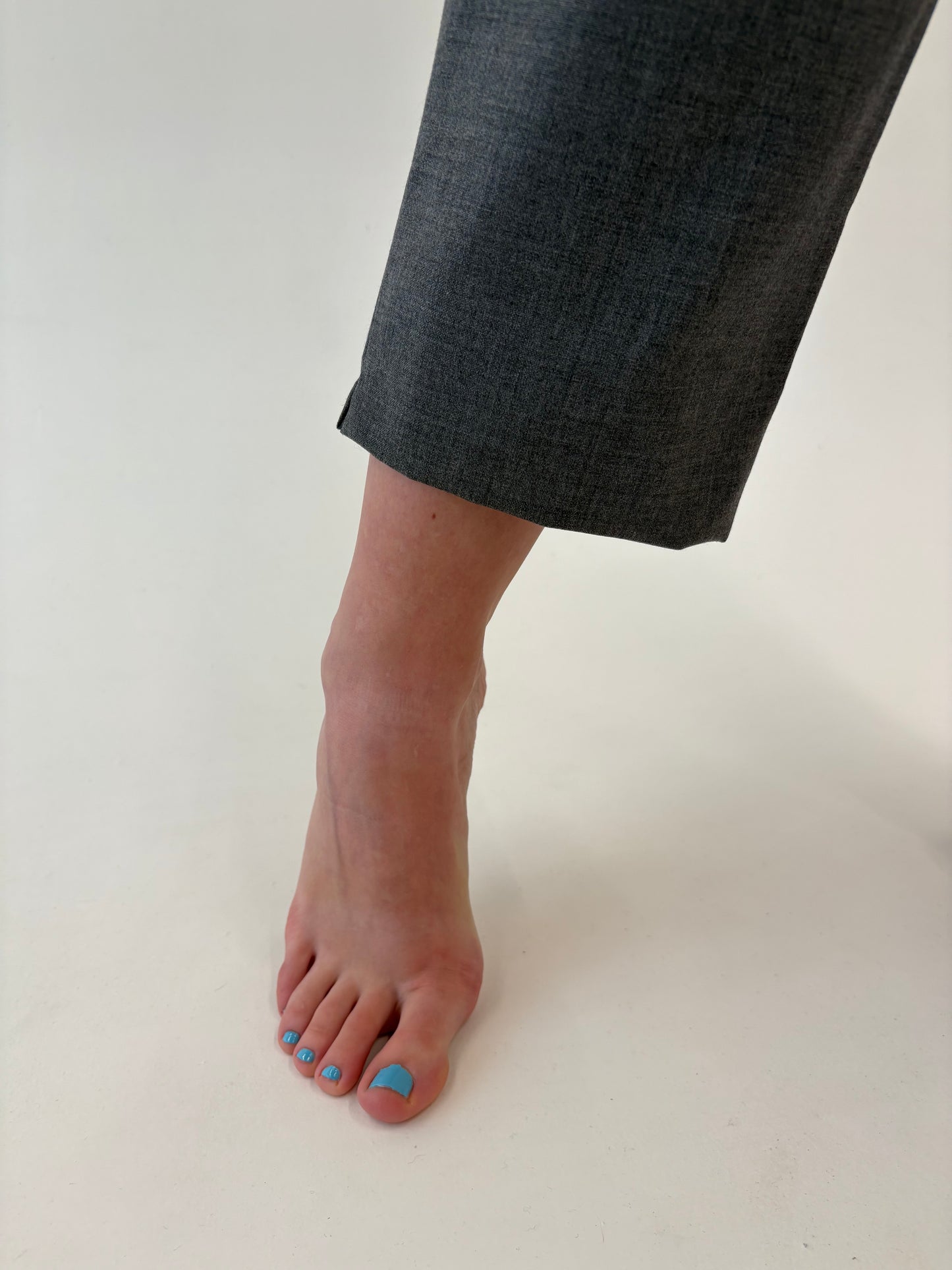 Pantaloni țigaretă mom fit din lana extrafina pura certificată